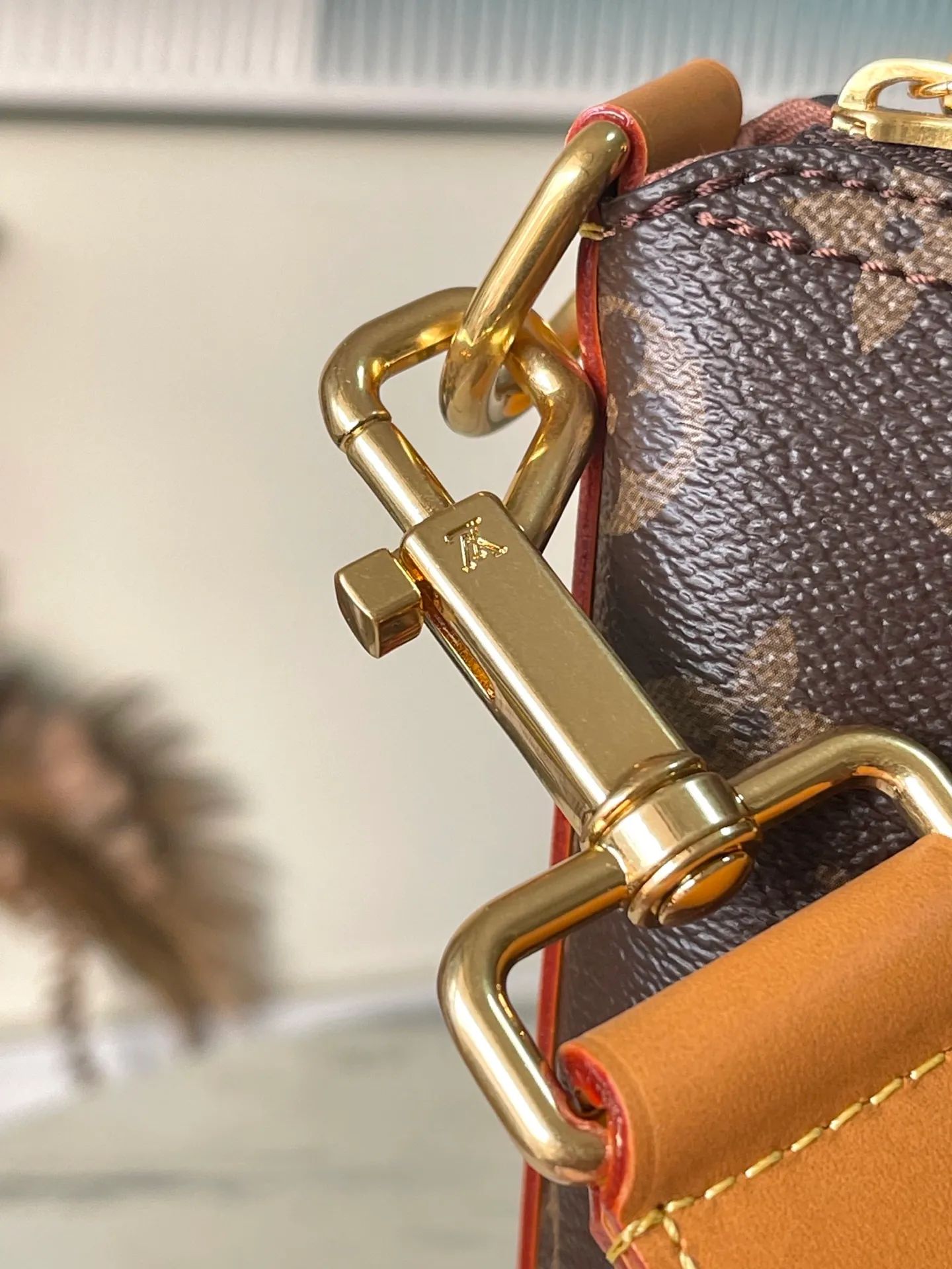 💰1080 Top Original M14018 This Vagabond Hobo handbag is made of soft Monogram canvas, with a crescent-shaped configuration to achieve a modern design that is both comfortable and chic. The distressed leather trim, V letter decoration and bright bead chain all reveal a retro style. Dimensions: 35×12×38 cm