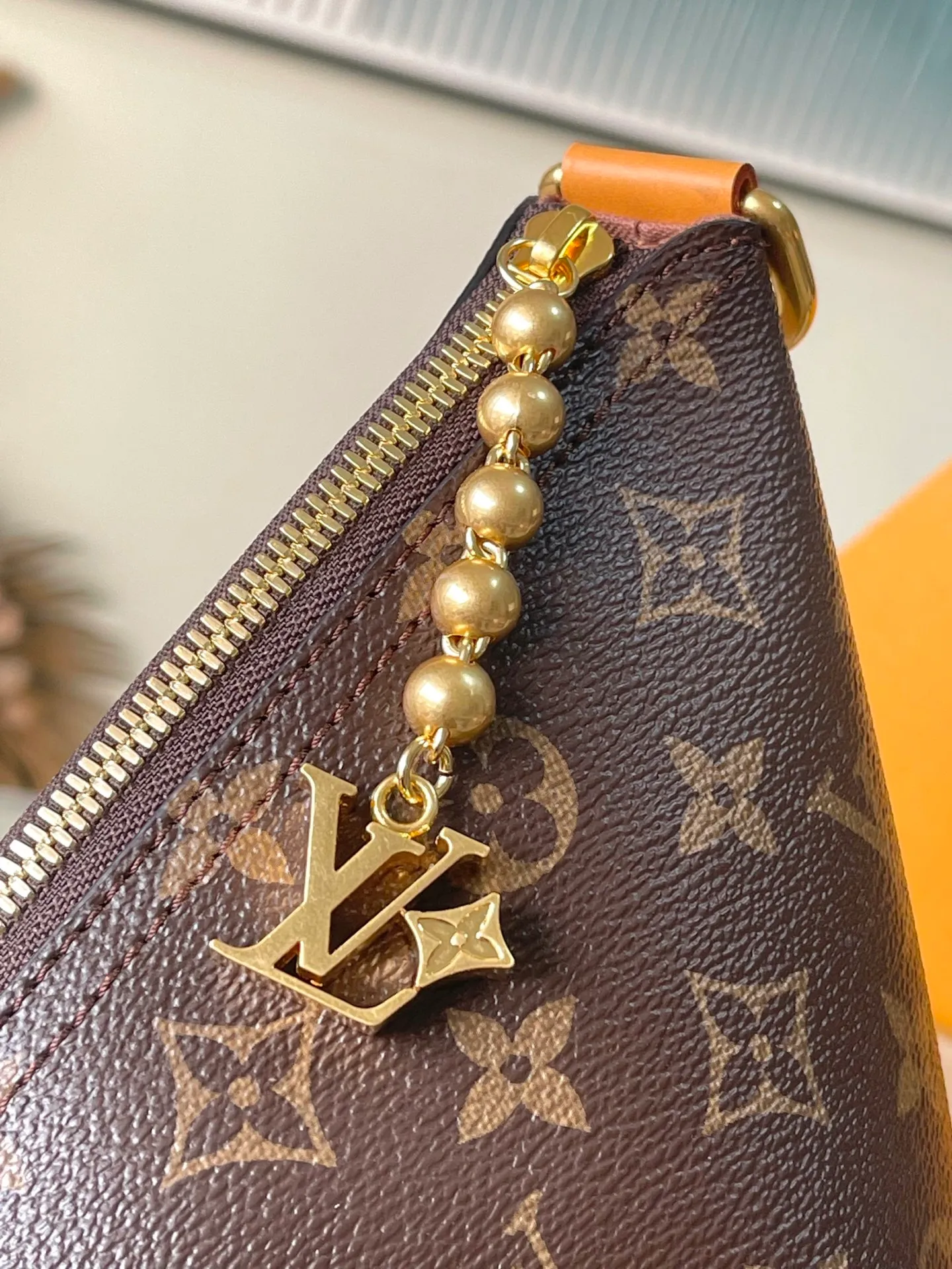 💰1080 Top Original M14018 This Vagabond Hobo handbag is made of soft Monogram canvas, with a crescent-shaped configuration to achieve a modern design that is both comfortable and chic. The distressed leather trim, V letter decoration and bright bead chain all reveal a retro style. Dimensions: 35×12×38 cm