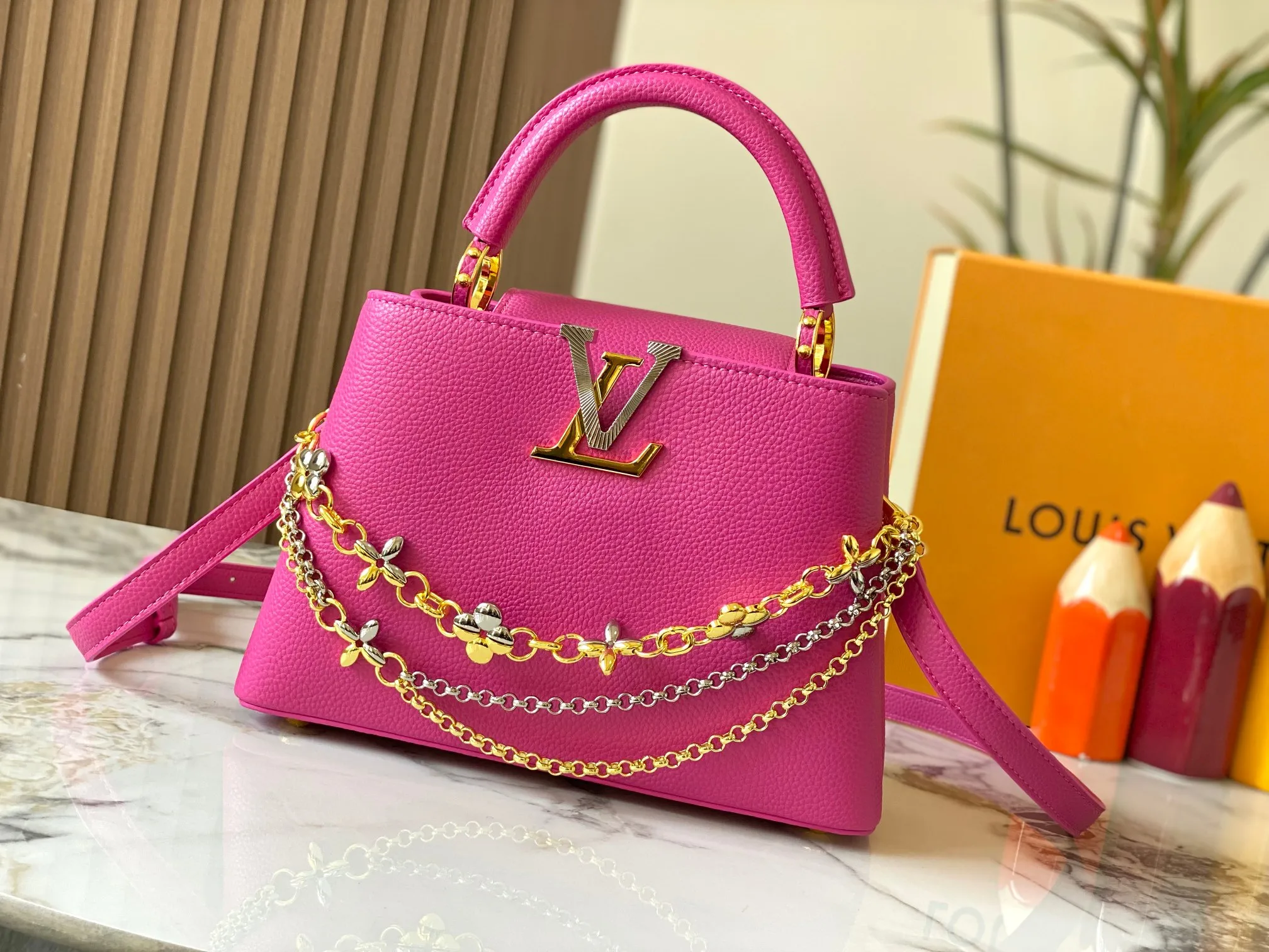 P500 [Guangzhou top quality original version] M26532 Rose Red This modern version of Capucines BB is made of timeless Taurillon leather and equipped with a jewelry-inspired Infinity chain. The bag is decorated with double galvanized metal parts, including the iconic Monogram floral pattern, and the LV Initials logo created with sunburst technology, creating a sundial-like light and shadow effect. The bag has multiple pockets and a detachable shoulder strap, allowing it to be carried on one shoulder or across the body. 27 x 17.3 x 9 (cm) (length x height x width)