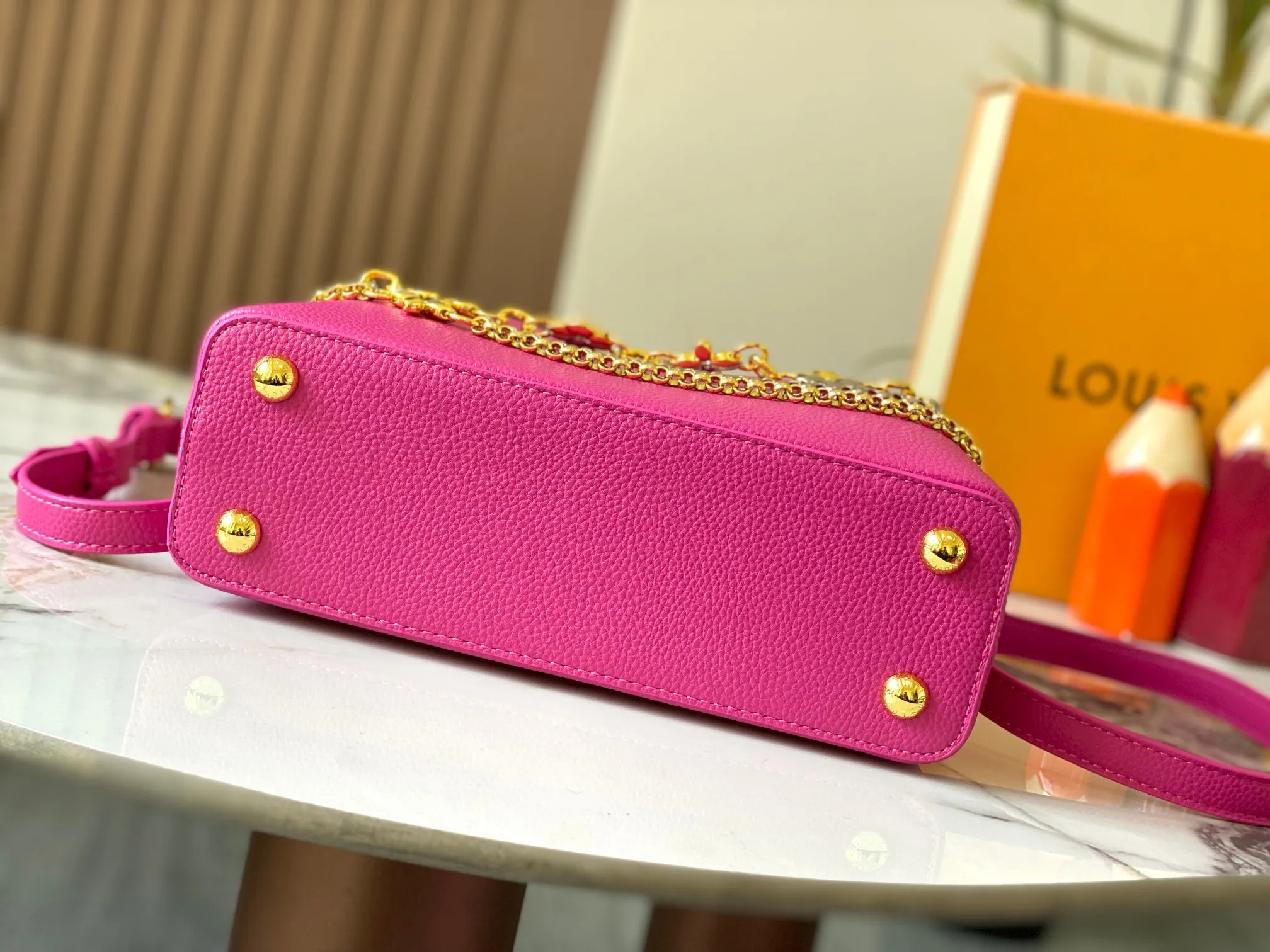 P500 [Guangzhou top quality original version] M26532 Rose Red This modern version of Capucines BB is made of timeless Taurillon leather and equipped with a jewelry-inspired Infinity chain. The bag is decorated with double galvanized metal parts, including the iconic Monogram floral pattern, and the LV Initials logo created with sunburst technology, creating a sundial-like light and shadow effect. The bag has multiple pockets and a detachable shoulder strap, allowing it to be carried on one shoulder or across the body. 27 x 17.3 x 9 (cm) (length x height x width)