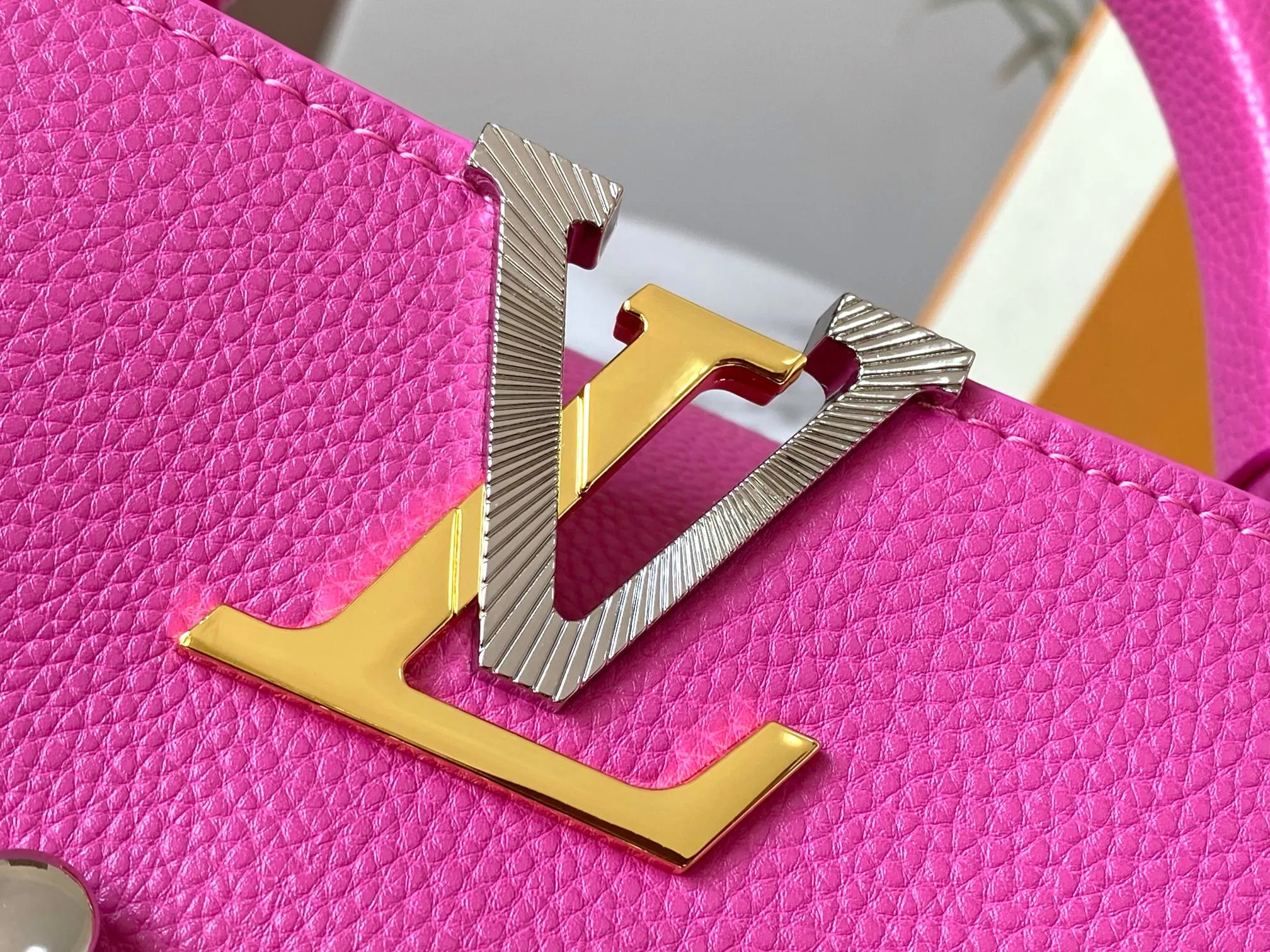 P500 [Guangzhou top quality original version] M26532 Rose Red This modern version of Capucines BB is made of timeless Taurillon leather and equipped with a jewelry-inspired Infinity chain. The bag is decorated with double galvanized metal parts, including the iconic Monogram floral pattern, and the LV Initials logo created with sunburst technology, creating a sundial-like light and shadow effect. The bag has multiple pockets and a detachable shoulder strap, allowing it to be carried on one shoulder or across the body. 27 x 17.3 x 9 (cm) (length x height x width)