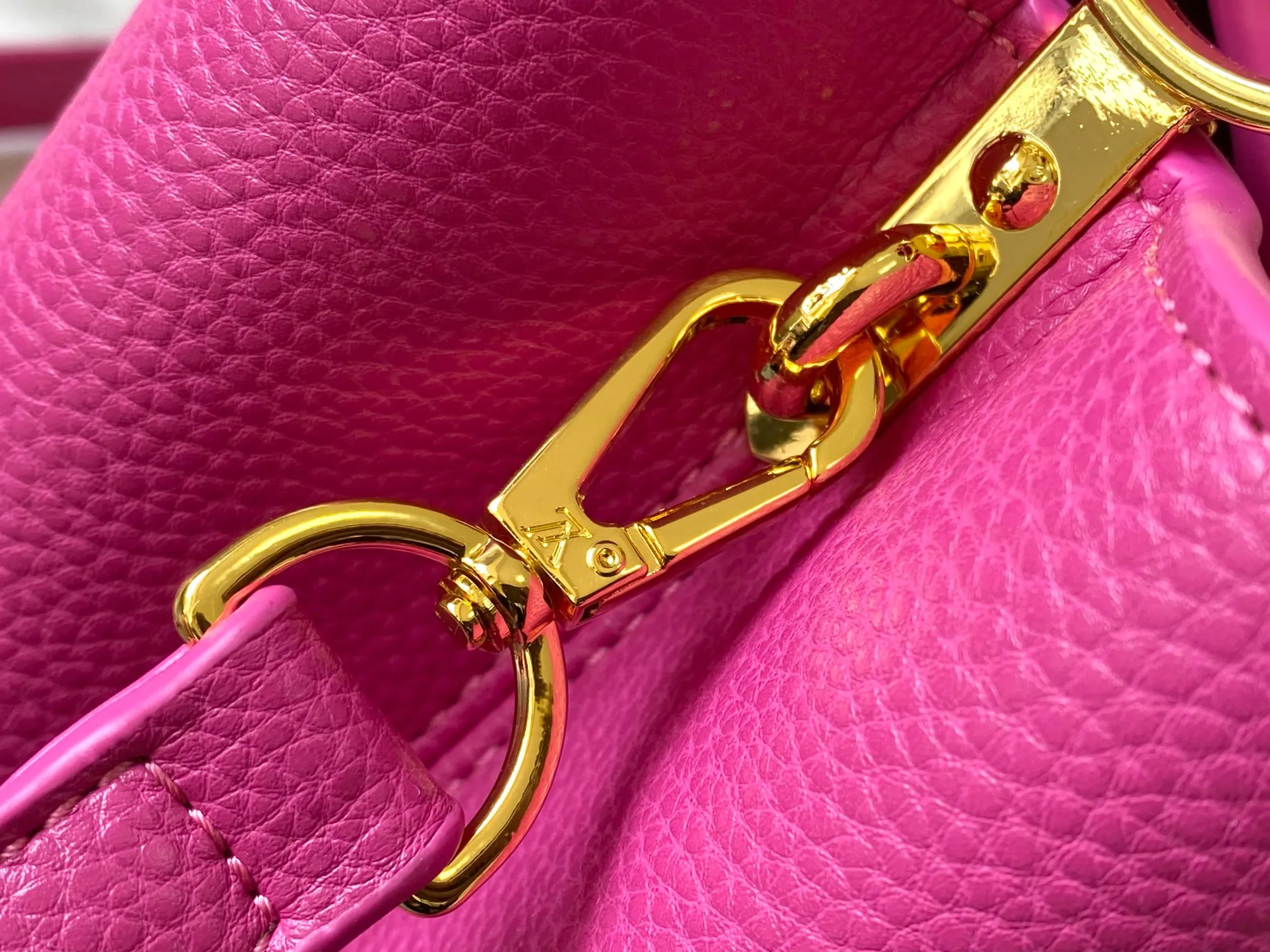 P500 [Guangzhou top quality original version] M26532 Rose Red This modern version of Capucines BB is made of timeless Taurillon leather and equipped with a jewelry-inspired Infinity chain. The bag is decorated with double galvanized metal parts, including the iconic Monogram floral pattern, and the LV Initials logo created with sunburst technology, creating a sundial-like light and shadow effect. The bag has multiple pockets and a detachable shoulder strap, allowing it to be carried on one shoulder or across the body. 27 x 17.3 x 9 (cm) (length x height x width)