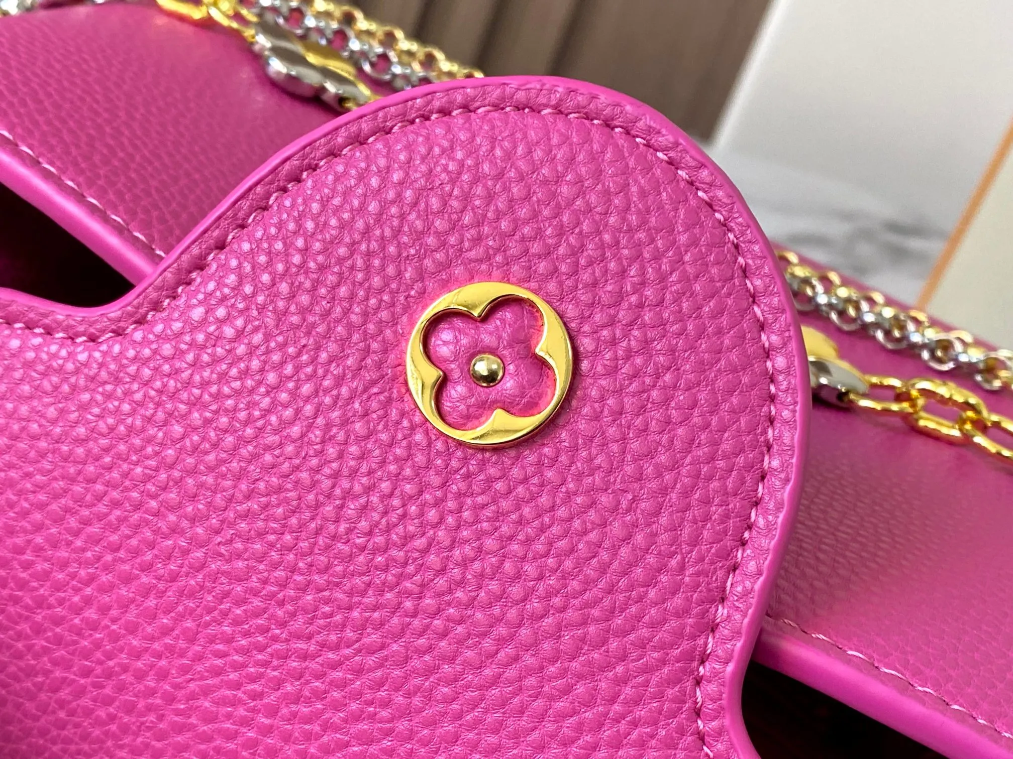 P500 [Guangzhou top quality original version] M26532 Rose Red This modern version of Capucines BB is made of timeless Taurillon leather and equipped with a jewelry-inspired Infinity chain. The bag is decorated with double galvanized metal parts, including the iconic Monogram floral pattern, and the LV Initials logo created with sunburst technology, creating a sundial-like light and shadow effect. The bag has multiple pockets and a detachable shoulder strap, allowing it to be carried on one shoulder or across the body. 27 x 17.3 x 9 (cm) (length x height x width)