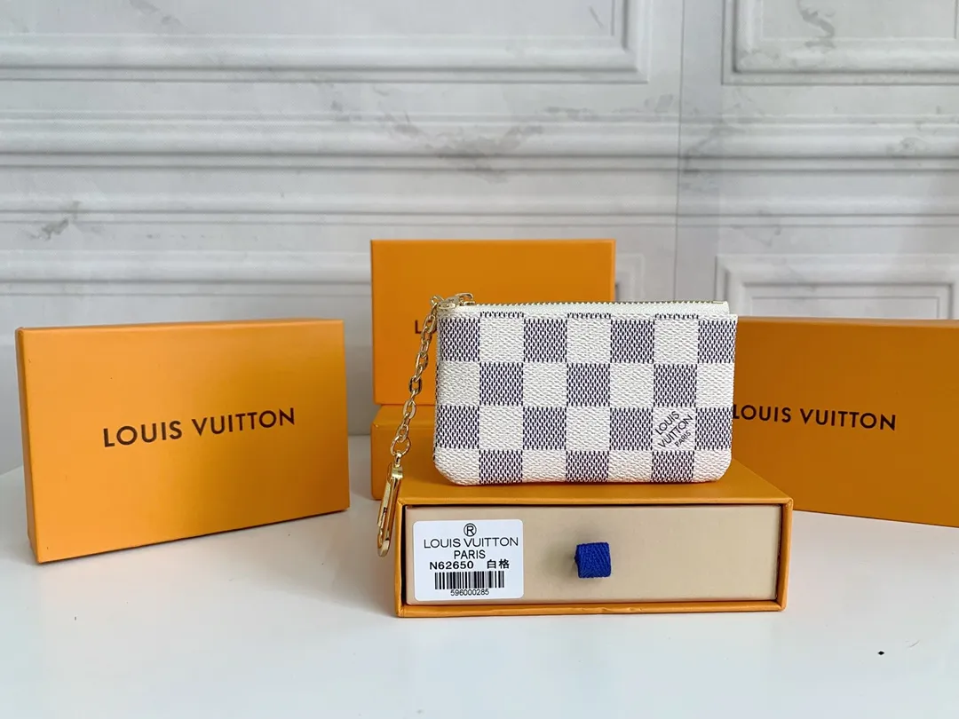 💰80 💎Damier canvas small leather bag can hold change and keys, and can be easily put into handbags or clothing pockets. Key ring, key hook can be hung on the D-ring provided with most Louis Vuitton handbags, zipper closure, Damier canvas texture and embossed calfskin, shiny gold-tone hardware. ❤️Model: 62650 Size: 12x7cm.