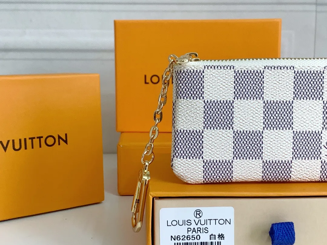 💰80 💎Damier canvas small leather bag can hold change and keys, and can be easily put into handbags or clothing pockets. Key ring, key hook can be hung on the D-ring provided with most Louis Vuitton handbags, zipper closure, Damier canvas texture and embossed calfskin, shiny gold-tone hardware. ❤️Model: 62650 Size: 12x7cm.