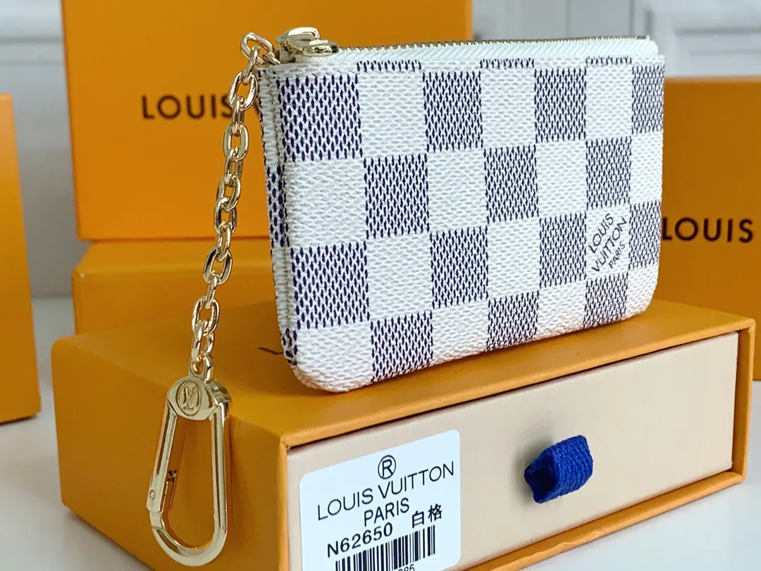 💰80 💎Damier canvas small leather bag can hold change and keys, and can be easily put into handbags or clothing pockets. Key ring, key hook can be hung on the D-ring provided with most Louis Vuitton handbags, zipper closure, Damier canvas texture and embossed calfskin, shiny gold-tone hardware. ❤️Model: 62650 Size: 12x7cm.