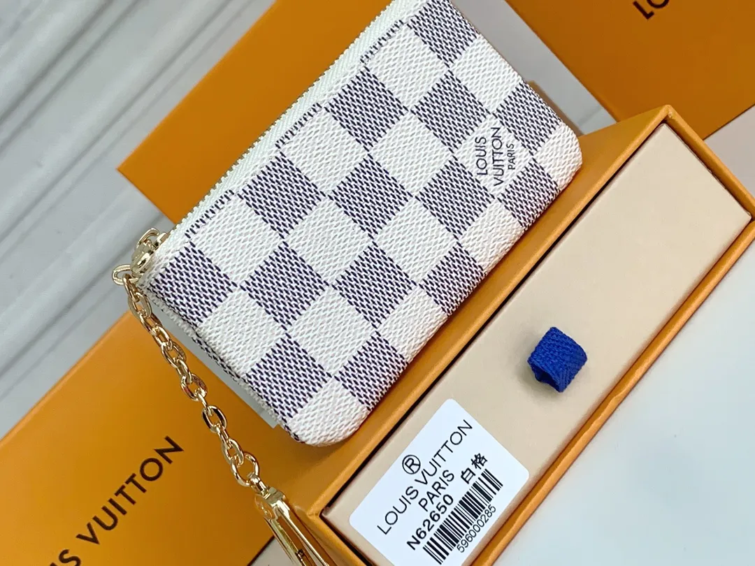 💰80 💎Damier canvas small leather bag can hold change and keys, and can be easily put into handbags or clothing pockets. Key ring, key hook can be hung on the D-ring provided with most Louis Vuitton handbags, zipper closure, Damier canvas texture and embossed calfskin, shiny gold-tone hardware. ❤️Model: 62650 Size: 12x7cm.