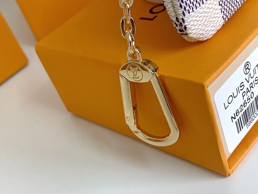 💰80 💎Damier canvas small leather bag can hold change and keys, and can be easily put into handbags or clothing pockets. Key ring, key hook can be hung on the D-ring provided with most Louis Vuitton handbags, zipper closure, Damier canvas texture and embossed calfskin, shiny gold-tone hardware. ❤️Model: 62650 Size: 12x7cm.