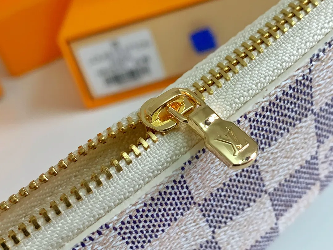 💰80 💎Damier canvas small leather bag can hold change and keys, and can be easily put into handbags or clothing pockets. Key ring, key hook can be hung on the D-ring provided with most Louis Vuitton handbags, zipper closure, Damier canvas texture and embossed calfskin, shiny gold-tone hardware. ❤️Model: 62650 Size: 12x7cm.