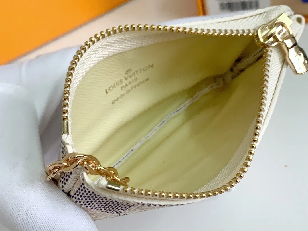 💰80 💎Damier canvas small leather bag can hold change and keys, and can be easily put into handbags or clothing pockets. Key ring, key hook can be hung on the D-ring provided with most Louis Vuitton handbags, zipper closure, Damier canvas texture and embossed calfskin, shiny gold-tone hardware. ❤️Model: 62650 Size: 12x7cm.