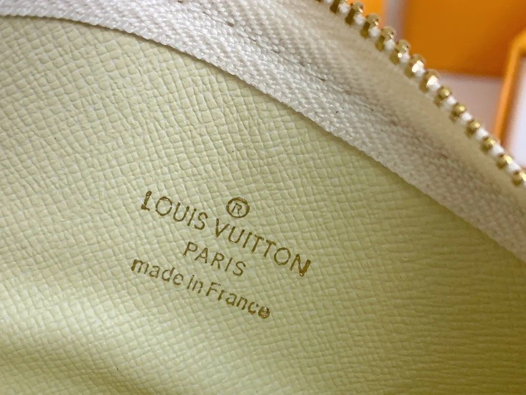 💰80 💎Damier canvas small leather bag can hold change and keys, and can be easily put into handbags or clothing pockets. Key ring, key hook can be hung on the D-ring provided with most Louis Vuitton handbags, zipper closure, Damier canvas texture and embossed calfskin, shiny gold-tone hardware. ❤️Model: 62650 Size: 12x7cm.