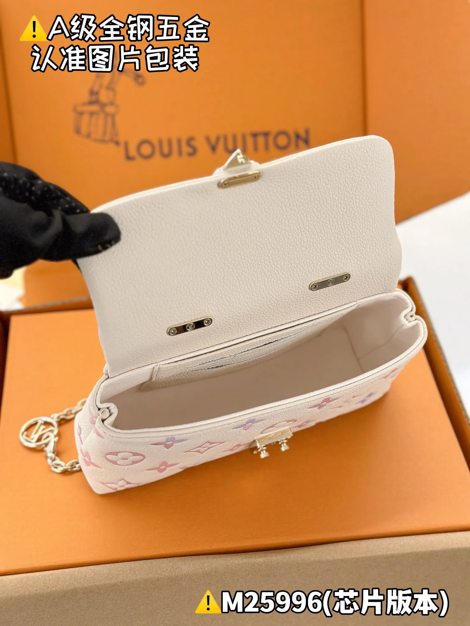 Internal price P1880 [Special grade MB original leather] NANO MADELEINE handbag Model: M25596 Material: A+ grade all-steel hardware, imported original leather Packaging: Full set of premium duty-free MB packaging Dimensions: 12.5 x 6 x 21 cm (height x width x length)