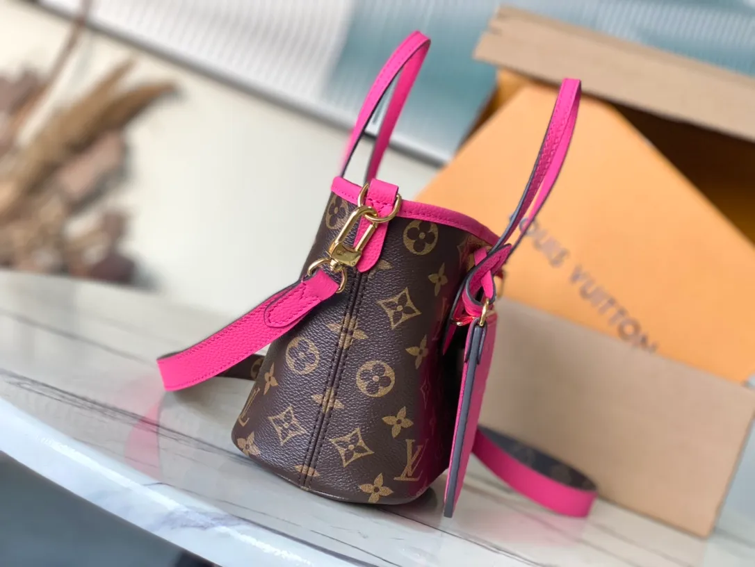 💰840 (top-grain leather) top original M12106 Neverfull Bandouliere Inside Out BB handbag is a double-sided version of the classic design this season, with the front and back decorated with iconic Monogram canvas and grained leather. The removable zipper bag can be used alone or hung externally. The detachable shoulder strap makes it easy to wear cross-body, and the dazzling metal hardware adds a sophisticated detail. Dimensions: 24 × 14 × 9 cm
