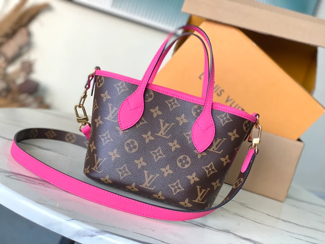 💰840 (top-grain leather) top original M12106 Neverfull Bandouliere Inside Out BB handbag is a double-sided version of the classic design this season, with the front and back decorated with iconic Monogram canvas and grained leather. The removable zipper bag can be used alone or hung externally. The detachable shoulder strap makes it easy to wear cross-body, and the dazzling metal hardware adds a sophisticated detail. Dimensions: 24 × 14 × 9 cm
