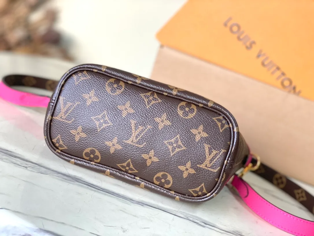 💰840 (top-grain leather) top original M12106 Neverfull Bandouliere Inside Out BB handbag is a double-sided version of the classic design this season, with the front and back decorated with iconic Monogram canvas and grained leather. The removable zipper bag can be used alone or hung externally. The detachable shoulder strap makes it easy to wear cross-body, and the dazzling metal hardware adds a sophisticated detail. Dimensions: 24 × 14 × 9 cm