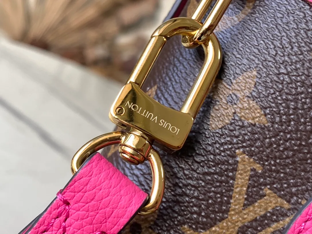 💰840 (top-grain leather) top original M12106 Neverfull Bandouliere Inside Out BB handbag is a double-sided version of the classic design this season, with the front and back decorated with iconic Monogram canvas and grained leather. The removable zipper bag can be used alone or hung externally. The detachable shoulder strap makes it easy to wear cross-body, and the dazzling metal hardware adds a sophisticated detail. Dimensions: 24 × 14 × 9 cm