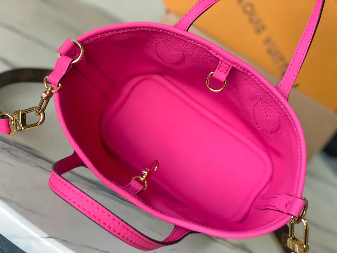 💰840 (top-grain leather) top original M12106 Neverfull Bandouliere Inside Out BB handbag is a double-sided version of the classic design this season, with the front and back decorated with iconic Monogram canvas and grained leather. The removable zipper bag can be used alone or hung externally. The detachable shoulder strap makes it easy to wear cross-body, and the dazzling metal hardware adds a sophisticated detail. Dimensions: 24 × 14 × 9 cm