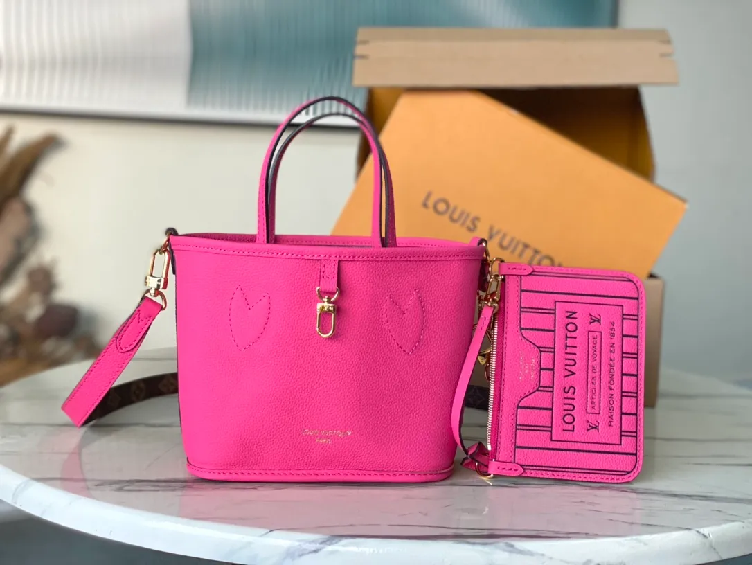 💰840 (top-grain leather) top original M12106 Neverfull Bandouliere Inside Out BB handbag is a double-sided version of the classic design this season, with the front and back decorated with iconic Monogram canvas and grained leather. The removable zipper bag can be used alone or hung externally. The detachable shoulder strap makes it easy to wear cross-body, and the dazzling metal hardware adds a sophisticated detail. Dimensions: 24 × 14 × 9 cm