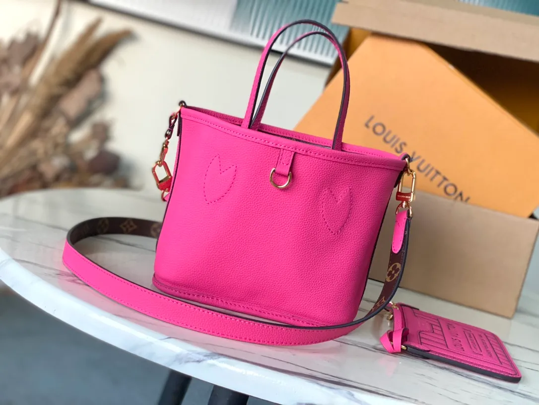 💰840 (top-grain leather) top original M12106 Neverfull Bandouliere Inside Out BB handbag is a double-sided version of the classic design this season, with the front and back decorated with iconic Monogram canvas and grained leather. The removable zipper bag can be used alone or hung externally. The detachable shoulder strap makes it easy to wear cross-body, and the dazzling metal hardware adds a sophisticated detail. Dimensions: 24 × 14 × 9 cm