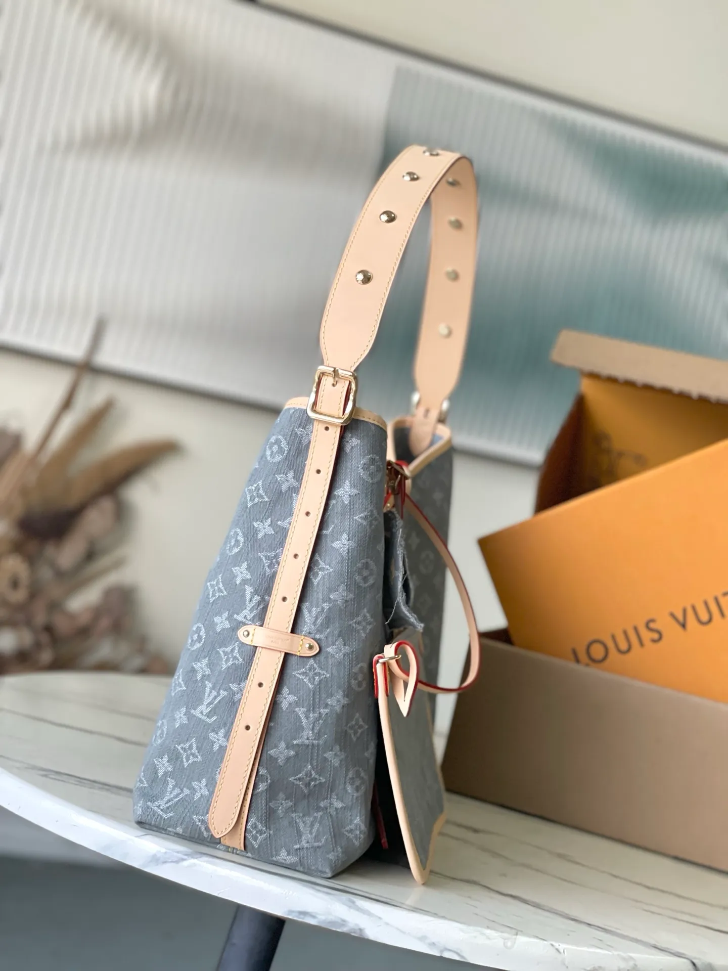 💰1220 Top original order M13289 This medium-sized CarryAll handbag uses the Monogram Denim patterned cotton surface that was born in 2005, and then uses Louis Vuitton's exquisite bleaching process to create a washed effect. The contrasting leather and detachable nameplate highlight the neat structure. The zippered inner pocket can safely store valuables, making it a modern choice for traveling in the city. Dimensions: 39 × 30 × 15 cm