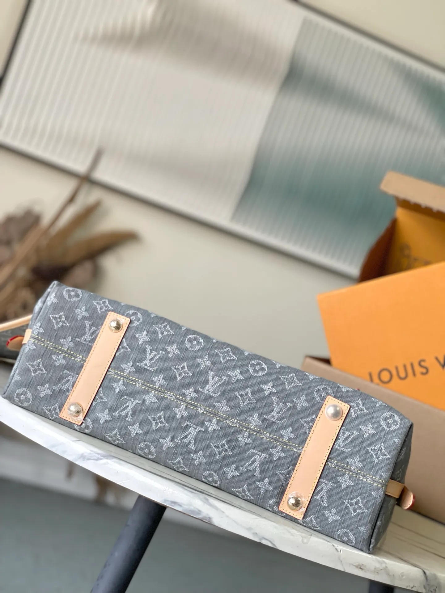 💰1220 Top original order M13289 This medium-sized CarryAll handbag uses the Monogram Denim patterned cotton surface that was born in 2005, and then uses Louis Vuitton's exquisite bleaching process to create a washed effect. The contrasting leather and detachable nameplate highlight the neat structure. The zippered inner pocket can safely store valuables, making it a modern choice for traveling in the city. Dimensions: 39 × 30 × 15 cm