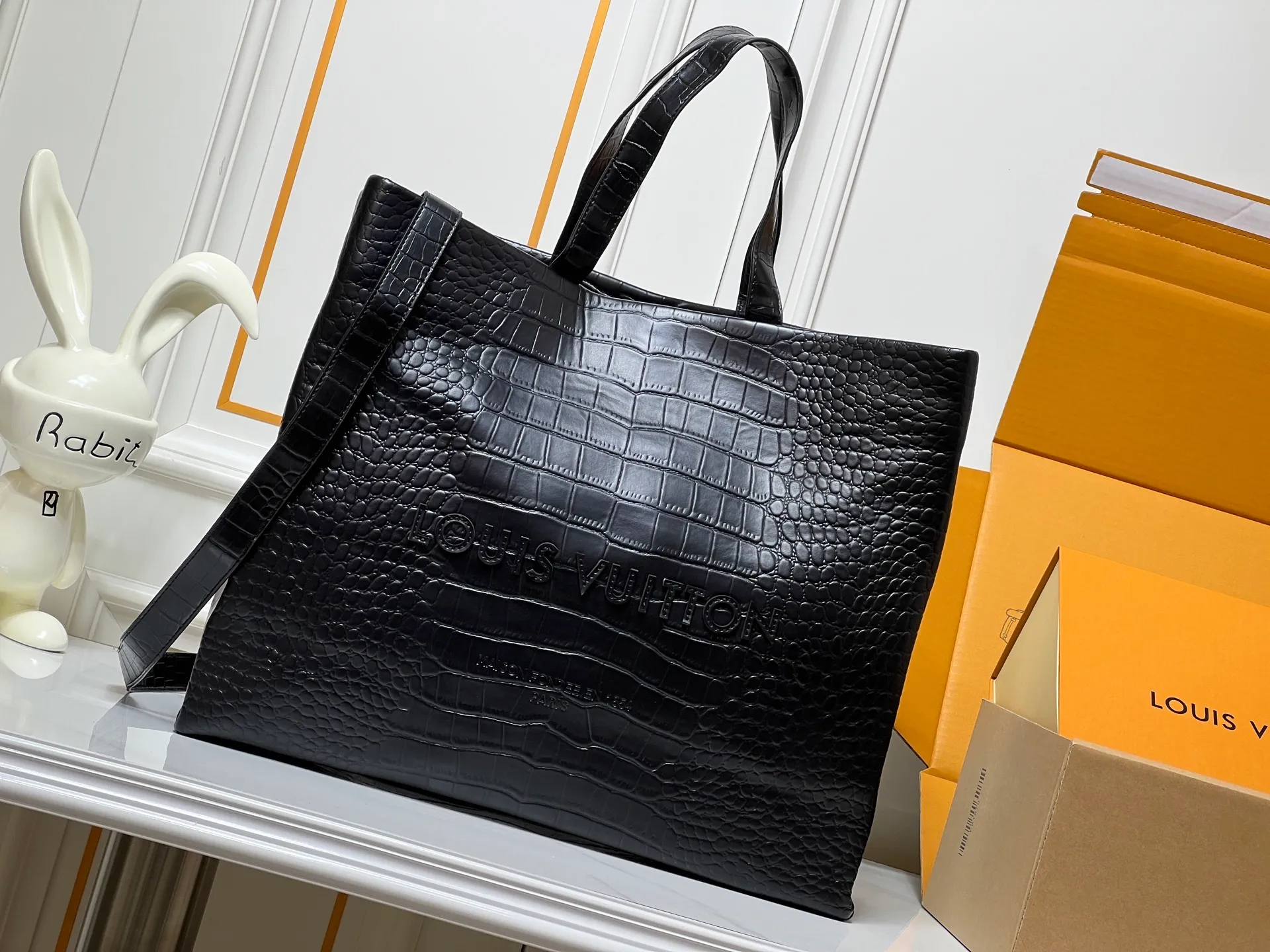 Batch 320💰M24457 Black Orange Blue Green Gray Presbyopia Plaid Black Crocodile Orange Crocodile Pattern 9 Colors ✔️ This Shopper medium handbag draws inspiration from Louis Vuitton shopping bags, with the words Louis Vuitton and Maison Fondée En 1854 written on soft cow leather, with a top handle and a detachable shoulder strap. Size: 40x32x16cm