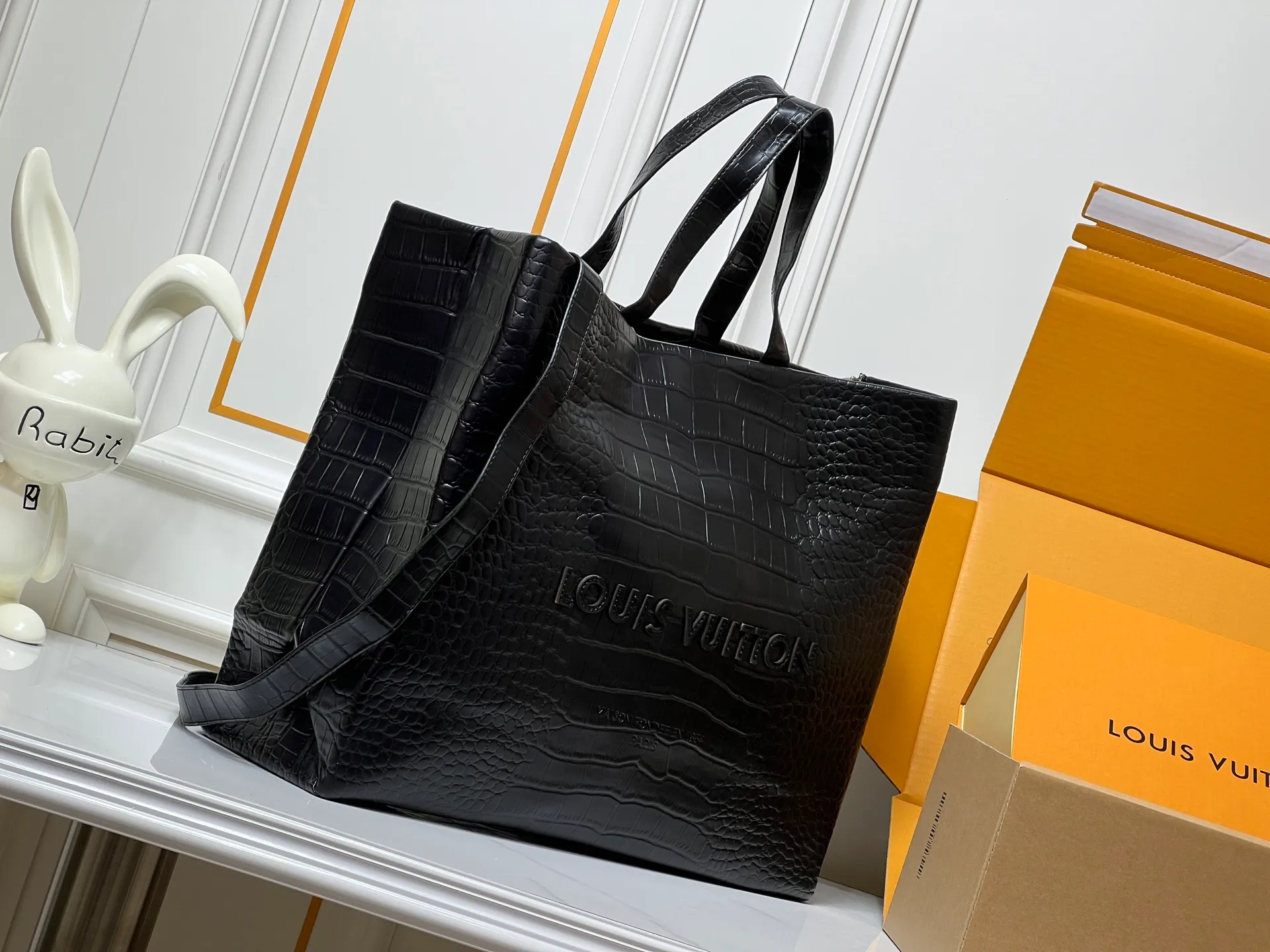 Batch 320💰M24457 Black Orange Blue Green Gray Presbyopia Plaid Black Crocodile Orange Crocodile Pattern 9 Colors ✔️ This Shopper medium handbag draws inspiration from Louis Vuitton shopping bags, with the words Louis Vuitton and Maison Fondée En 1854 written on soft cow leather, with a top handle and a detachable shoulder strap. Size: 40x32x16cm