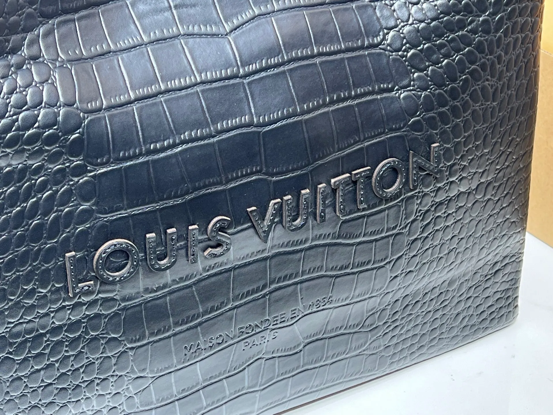 Batch 320💰M24457 Black Orange Blue Green Gray Presbyopia Plaid Black Crocodile Orange Crocodile Pattern 9 Colors ✔️ This Shopper medium handbag draws inspiration from Louis Vuitton shopping bags, with the words Louis Vuitton and Maison Fondée En 1854 written on soft cow leather, with a top handle and a detachable shoulder strap. Size: 40x32x16cm