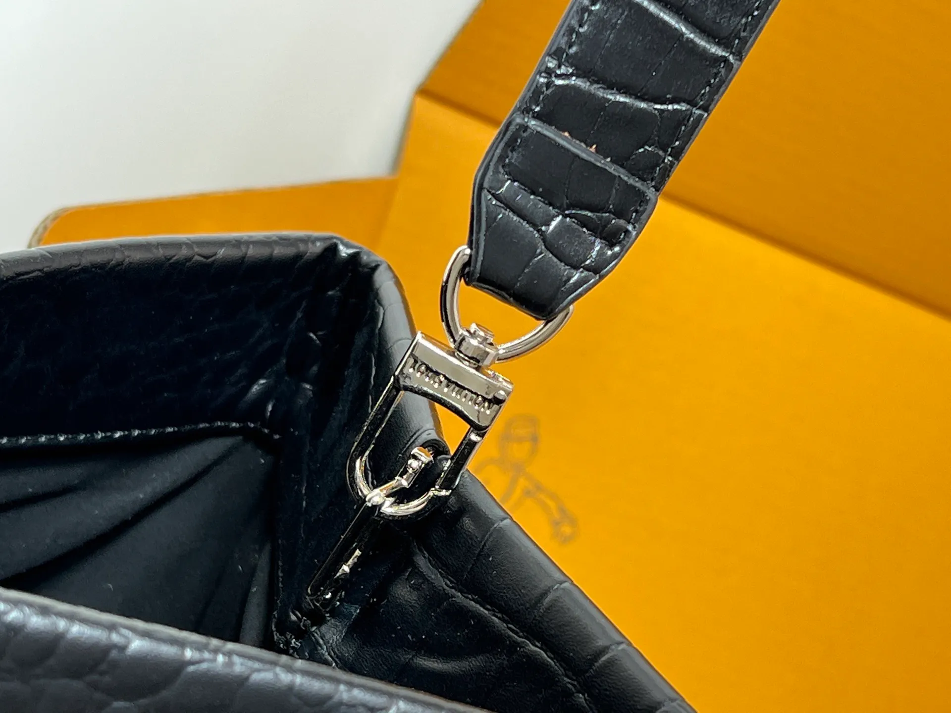 Batch 320💰M24457 Black Orange Blue Green Gray Presbyopia Plaid Black Crocodile Orange Crocodile Pattern 9 Colors ✔️ This Shopper medium handbag draws inspiration from Louis Vuitton shopping bags, with the words Louis Vuitton and Maison Fondée En 1854 written on soft cow leather, with a top handle and a detachable shoulder strap. Size: 40x32x16cm