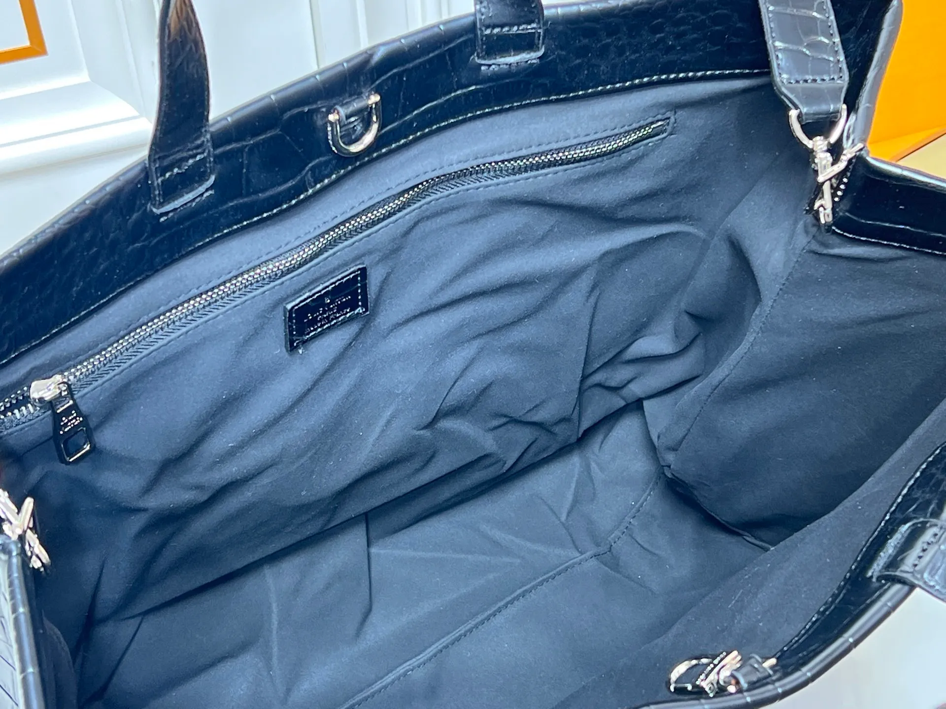 Batch 320💰M24457 Black Orange Blue Green Gray Presbyopia Plaid Black Crocodile Orange Crocodile Pattern 9 Colors ✔️ This Shopper medium handbag draws inspiration from Louis Vuitton shopping bags, with the words Louis Vuitton and Maison Fondée En 1854 written on soft cow leather, with a top handle and a detachable shoulder strap. Size: 40x32x16cm