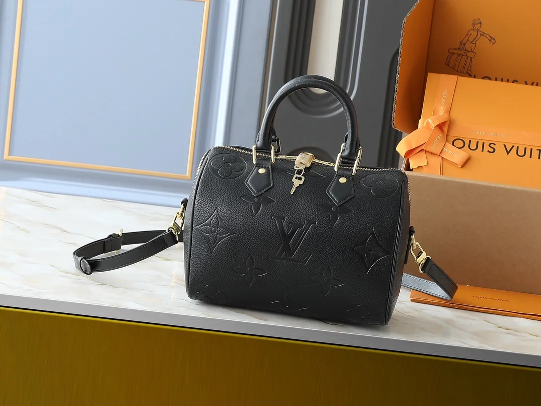 💰260💰Upgraded from the original M46736 M59273 M58947 M21464 M59609, the Speedy Bandoulière 25 handbag makes an eye-catching reappearance in the 2021 autumn Wild at Heart capsule series. It is embossed with oversized LV letters in Monogram Empreinte leather, and the detachable shoulder strap adds a crossbody option. Dimensions: 25.0 x 19.0 x 15.0 cm (L x H x W).