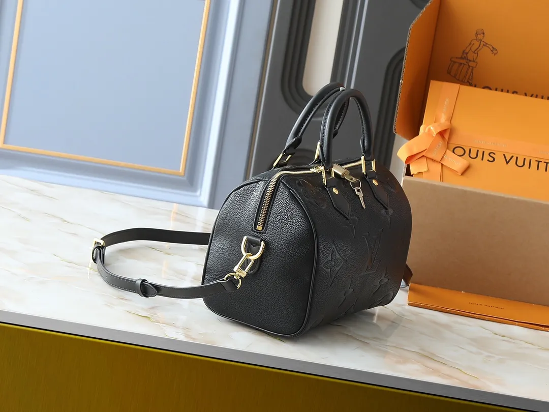 💰260💰Upgraded from the original M46736 M59273 M58947 M21464 M59609, the Speedy Bandoulière 25 handbag makes an eye-catching reappearance in the 2021 autumn Wild at Heart capsule series. It is embossed with oversized LV letters in Monogram Empreinte leather, and the detachable shoulder strap adds a crossbody option. Dimensions: 25.0 x 19.0 x 15.0 cm (L x H x W).