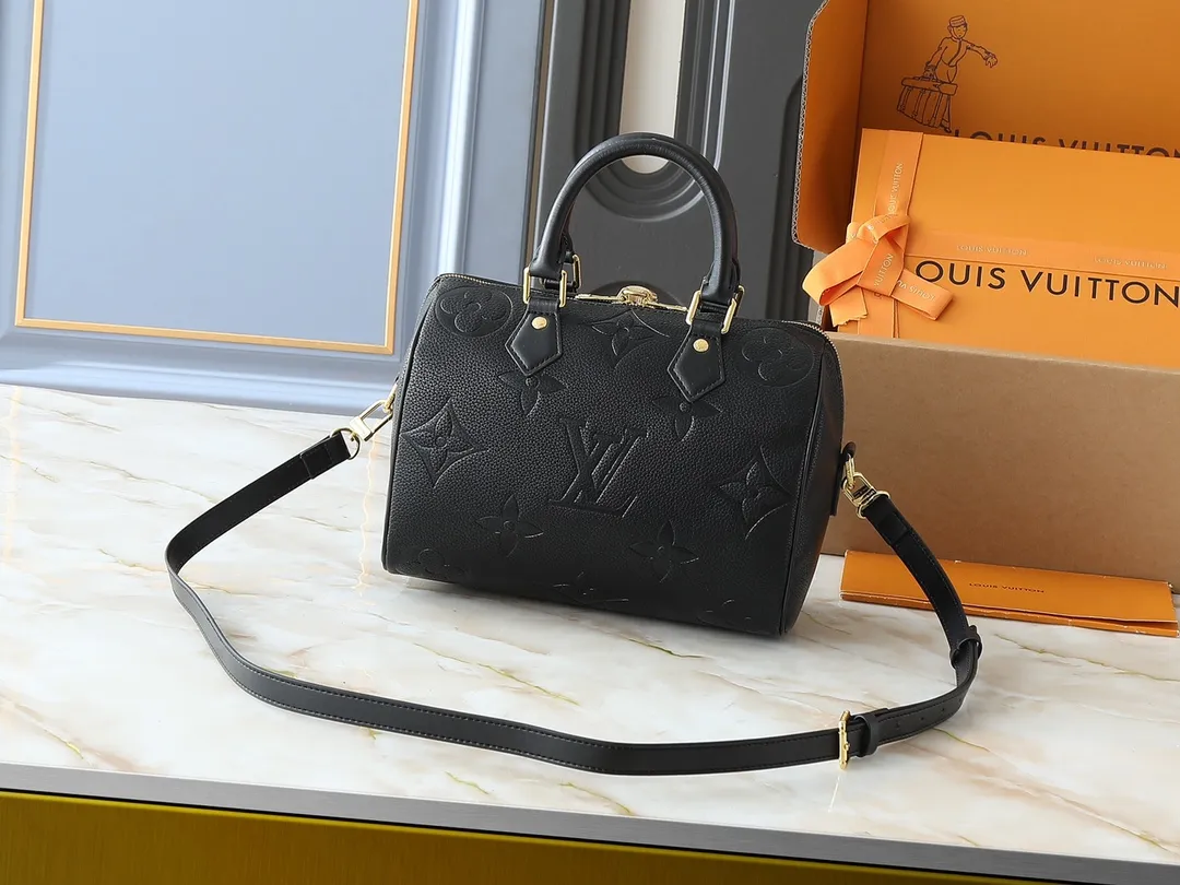 💰260💰Upgraded from the original M46736 M59273 M58947 M21464 M59609, the Speedy Bandoulière 25 handbag makes an eye-catching reappearance in the 2021 autumn Wild at Heart capsule series. It is embossed with oversized LV letters in Monogram Empreinte leather, and the detachable shoulder strap adds a crossbody option. Dimensions: 25.0 x 19.0 x 15.0 cm (L x H x W).