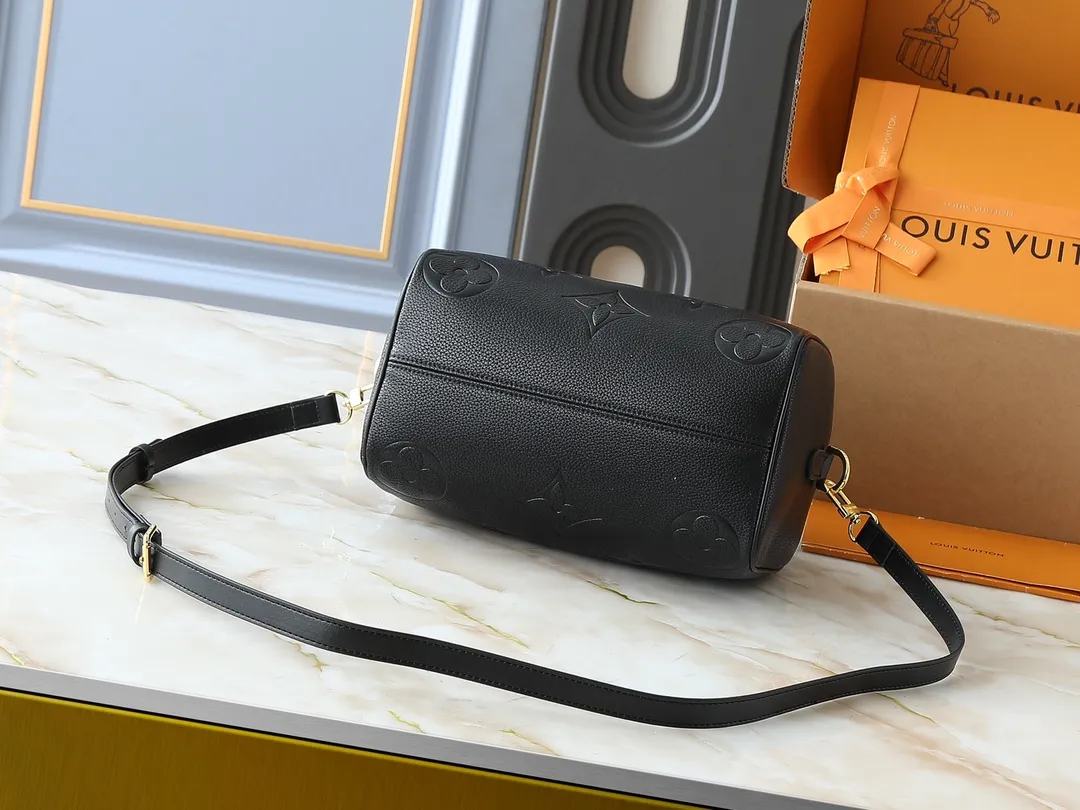 💰260💰Upgraded from the original M46736 M59273 M58947 M21464 M59609, the Speedy Bandoulière 25 handbag makes an eye-catching reappearance in the 2021 autumn Wild at Heart capsule series. It is embossed with oversized LV letters in Monogram Empreinte leather, and the detachable shoulder strap adds a crossbody option. Dimensions: 25.0 x 19.0 x 15.0 cm (L x H x W).