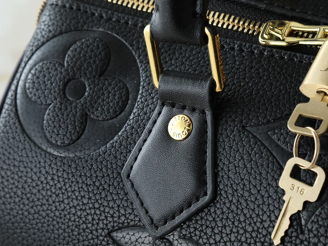 💰260💰Upgraded from the original M46736 M59273 M58947 M21464 M59609, the Speedy Bandoulière 25 handbag makes an eye-catching reappearance in the 2021 autumn Wild at Heart capsule series. It is embossed with oversized LV letters in Monogram Empreinte leather, and the detachable shoulder strap adds a crossbody option. Dimensions: 25.0 x 19.0 x 15.0 cm (L x H x W).