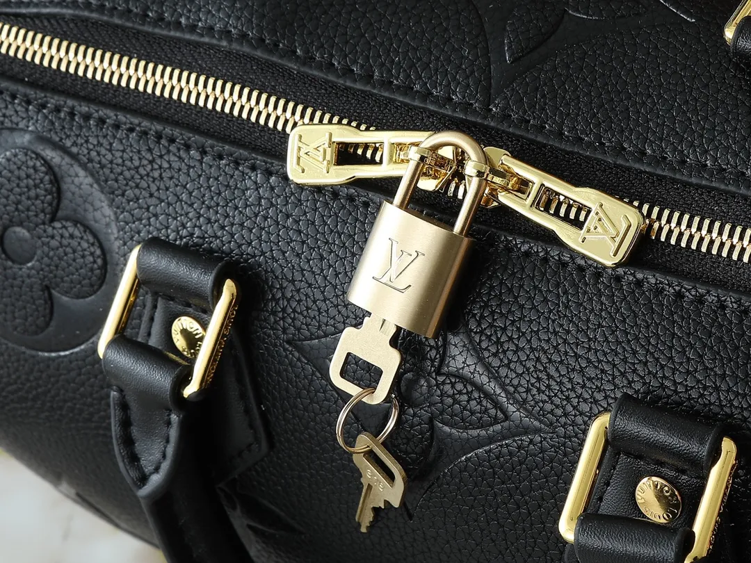 💰260💰Upgraded from the original M46736 M59273 M58947 M21464 M59609, the Speedy Bandoulière 25 handbag makes an eye-catching reappearance in the 2021 autumn Wild at Heart capsule series. It is embossed with oversized LV letters in Monogram Empreinte leather, and the detachable shoulder strap adds a crossbody option. Dimensions: 25.0 x 19.0 x 15.0 cm (L x H x W).