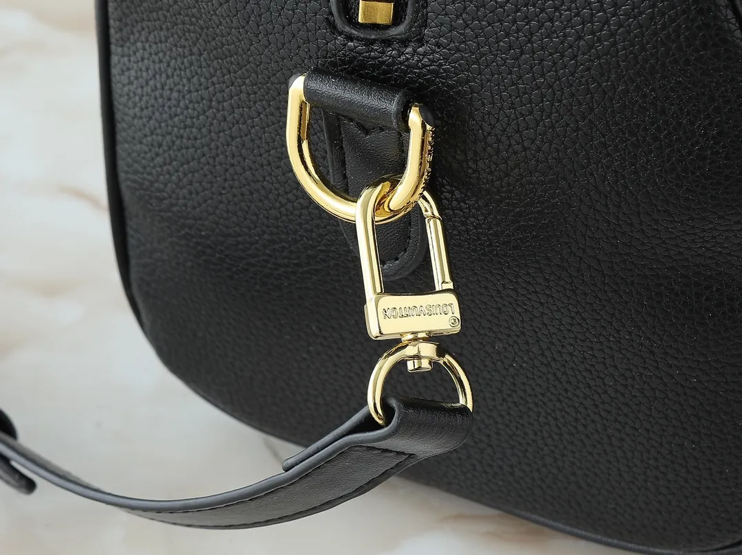 💰260💰Upgraded from the original M46736 M59273 M58947 M21464 M59609, the Speedy Bandoulière 25 handbag makes an eye-catching reappearance in the 2021 autumn Wild at Heart capsule series. It is embossed with oversized LV letters in Monogram Empreinte leather, and the detachable shoulder strap adds a crossbody option. Dimensions: 25.0 x 19.0 x 15.0 cm (L x H x W).