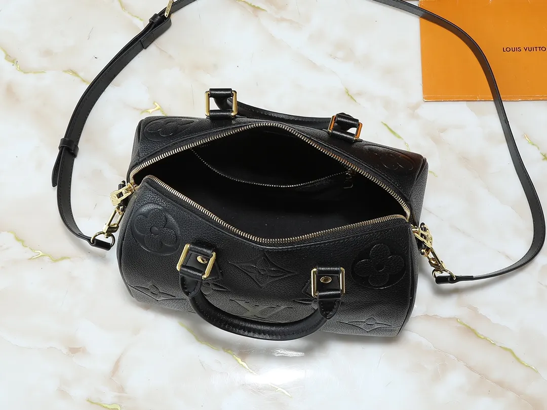💰260💰Upgraded from the original M46736 M59273 M58947 M21464 M59609, the Speedy Bandoulière 25 handbag makes an eye-catching reappearance in the 2021 autumn Wild at Heart capsule series. It is embossed with oversized LV letters in Monogram Empreinte leather, and the detachable shoulder strap adds a crossbody option. Dimensions: 25.0 x 19.0 x 15.0 cm (L x H x W).