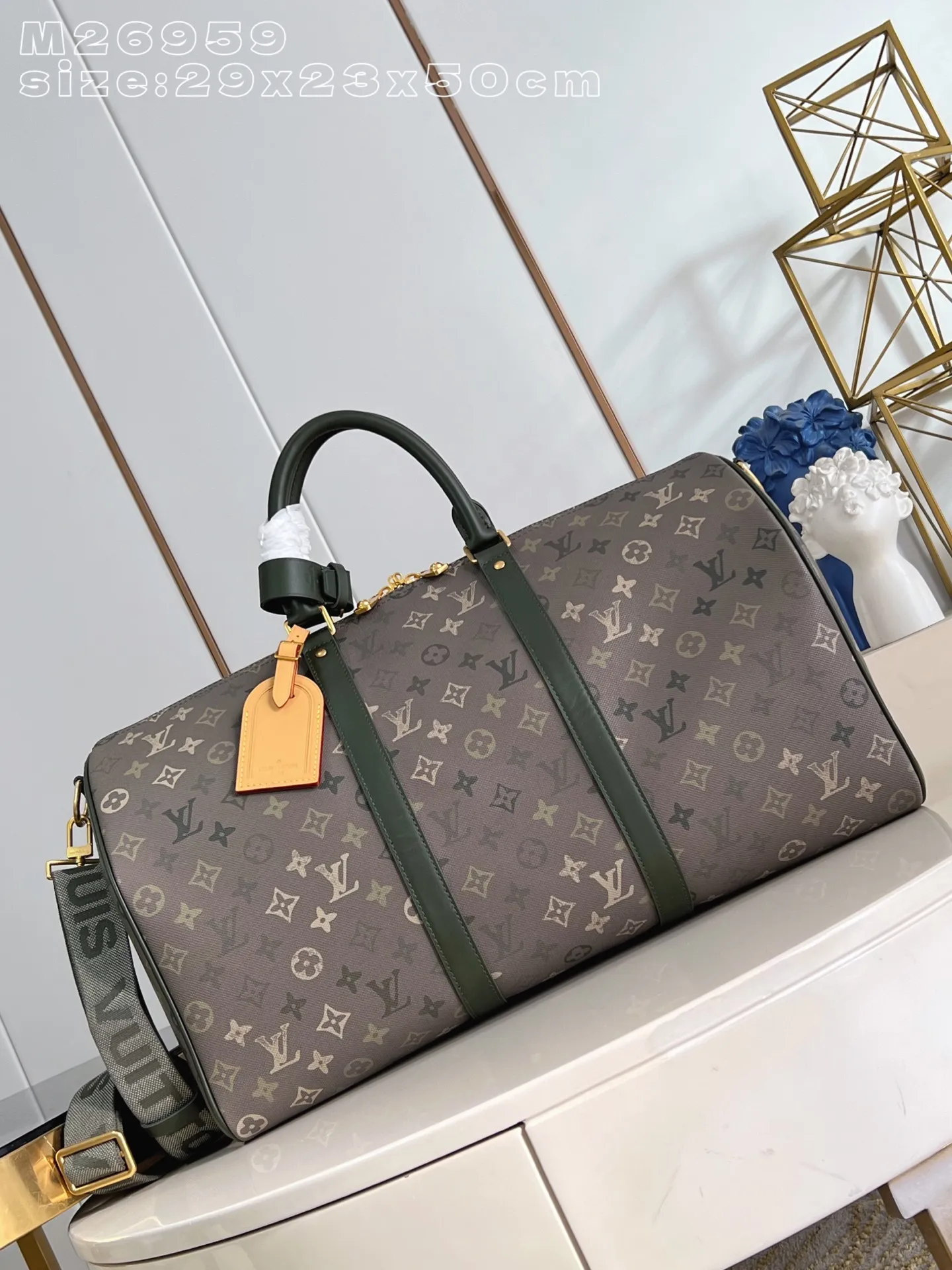 💰1160 Top Original [Exclusive Real Shot M26959] This Keepall Bandoulière 50 travel bag is made of camouflage-effect Monogram Surplus coated canvas, showing Pharrell Williams' creative interpretation of the brand's classic Monogram canvas. Distressed metal and leather accents inspire the idea of ​​leisurely excursions into the countryside, while the detachable and adjustable branded fabric shoulder strap offers a variety of carrying options. 29 x 23 x 50 cm (height x width x length) E [Warm reminder: This model is too big to fit in the packaging]