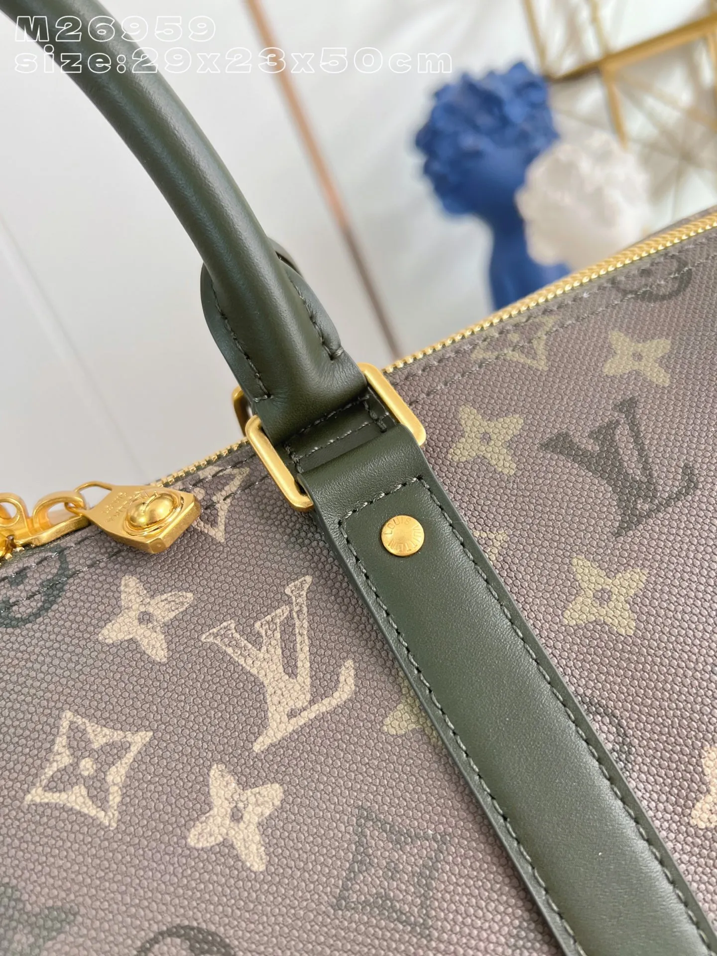 💰1160 Top Original [Exclusive Real Shot M26959] This Keepall Bandoulière 50 travel bag is made of camouflage-effect Monogram Surplus coated canvas, showing Pharrell Williams' creative interpretation of the brand's classic Monogram canvas. Distressed metal and leather accents inspire the idea of ​​leisurely excursions into the countryside, while the detachable and adjustable branded fabric shoulder strap offers a variety of carrying options. 29 x 23 x 50 cm (height x width x length) E [Warm reminder: This model is too big to fit in the packaging]