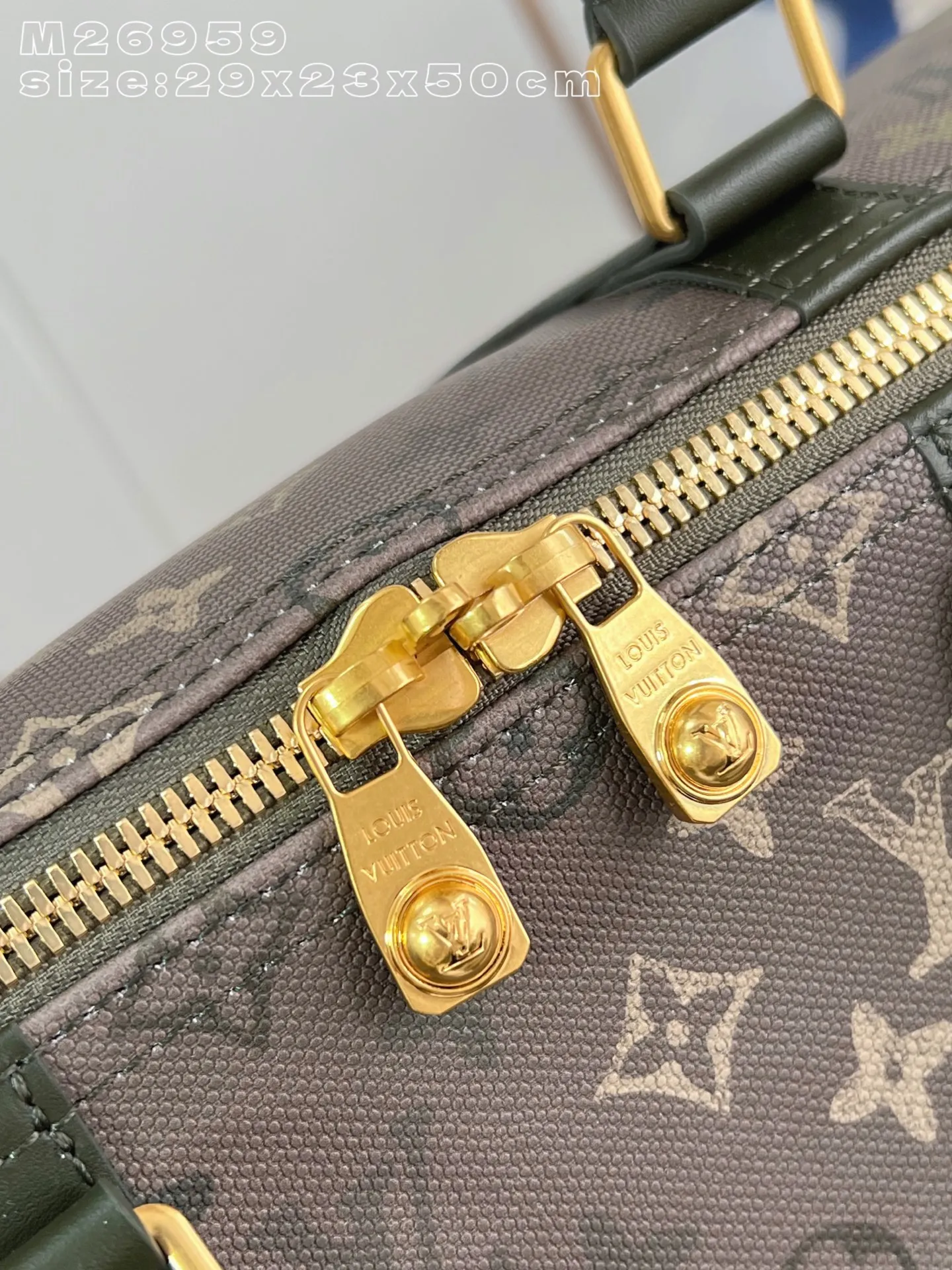 💰1160 Top Original [Exclusive Real Shot M26959] This Keepall Bandoulière 50 travel bag is made of camouflage-effect Monogram Surplus coated canvas, showing Pharrell Williams' creative interpretation of the brand's classic Monogram canvas. Distressed metal and leather accents inspire the idea of ​​leisurely excursions into the countryside, while the detachable and adjustable branded fabric shoulder strap offers a variety of carrying options. 29 x 23 x 50 cm (height x width x length) E [Warm reminder: This model is too big to fit in the packaging]