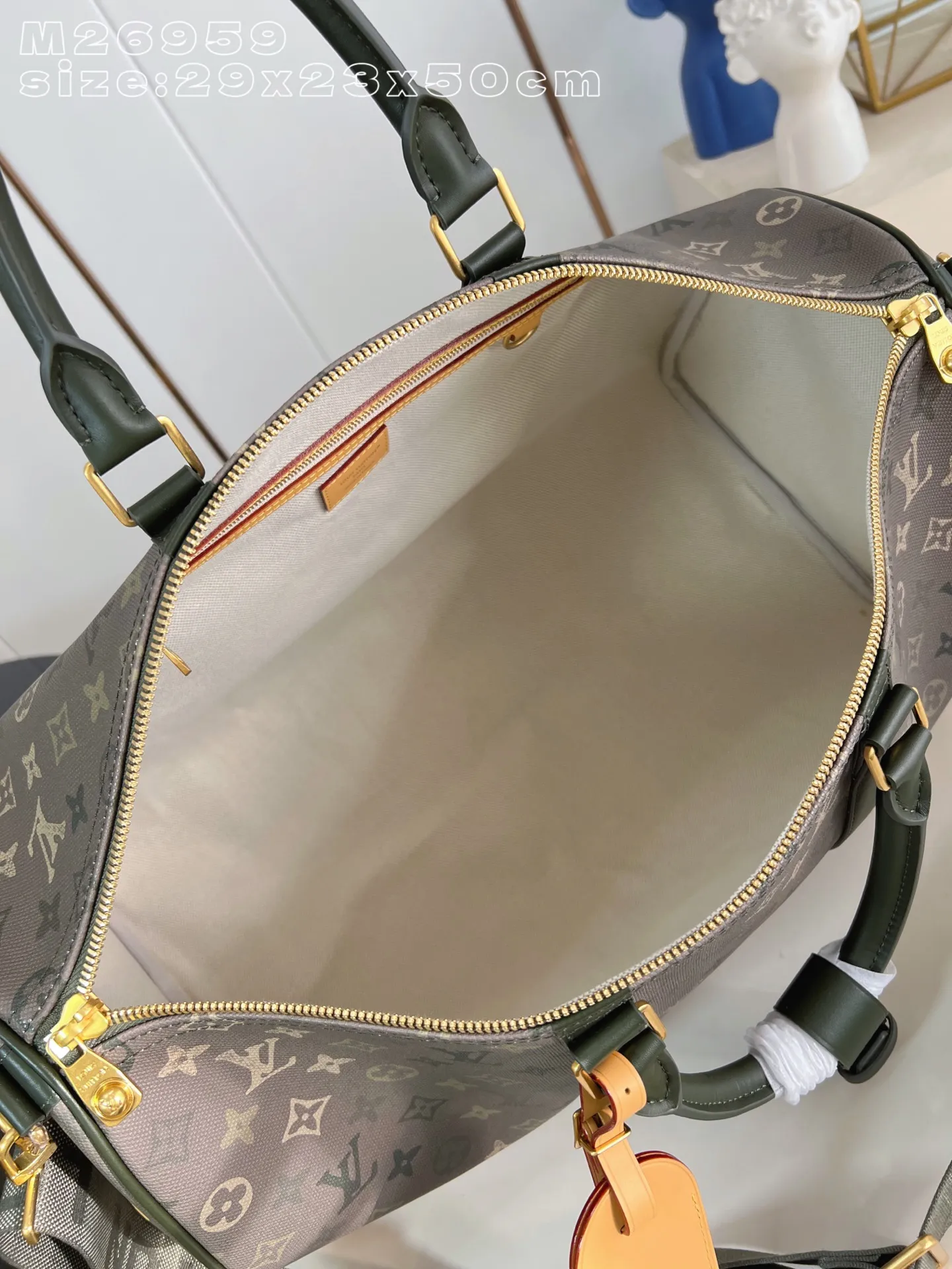 💰1160 Top Original [Exclusive Real Shot M26959] This Keepall Bandoulière 50 travel bag is made of camouflage-effect Monogram Surplus coated canvas, showing Pharrell Williams' creative interpretation of the brand's classic Monogram canvas. Distressed metal and leather accents inspire the idea of ​​leisurely excursions into the countryside, while the detachable and adjustable branded fabric shoulder strap offers a variety of carrying options. 29 x 23 x 50 cm (height x width x length) E [Warm reminder: This model is too big to fit in the packaging]