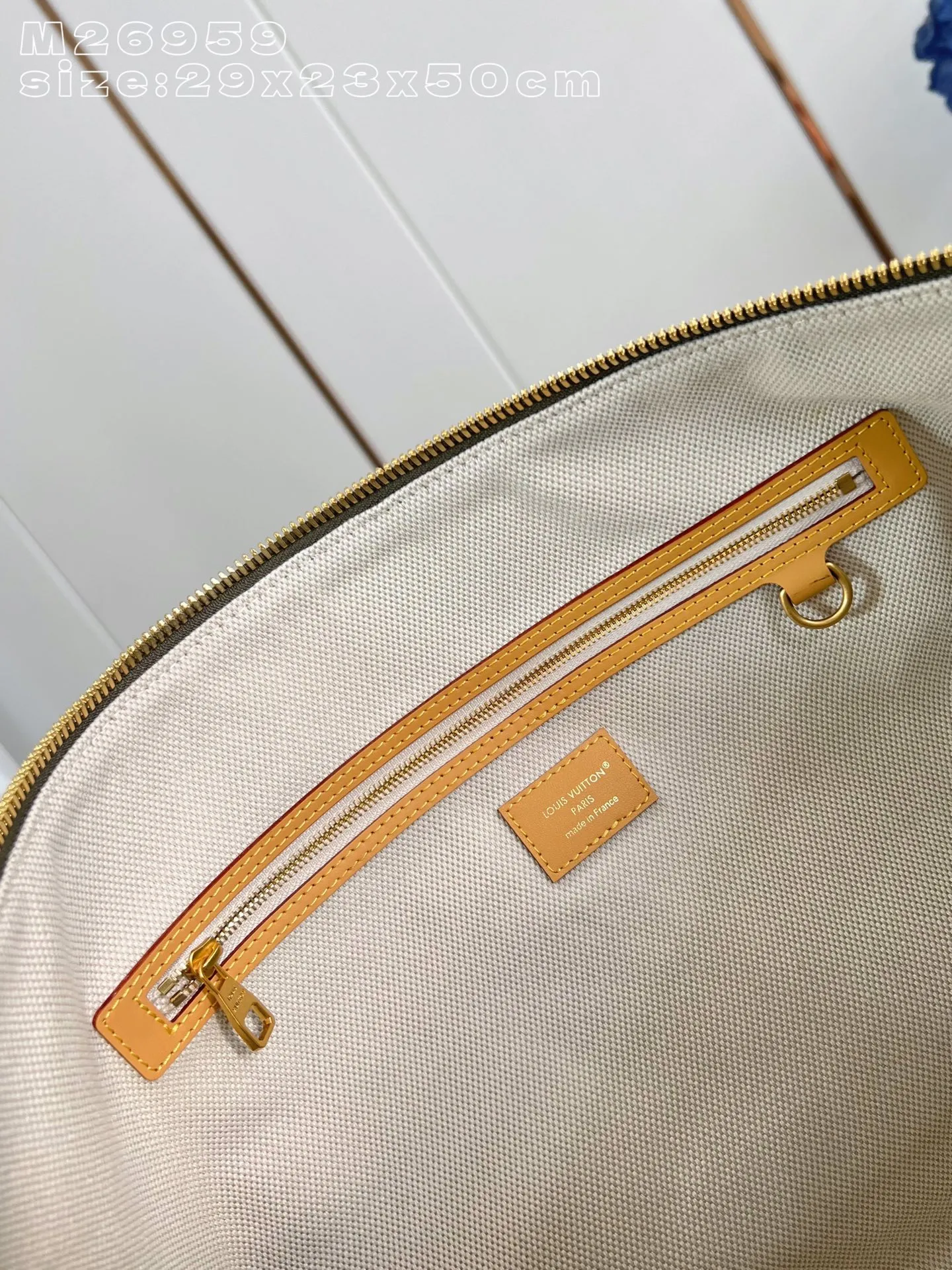 💰1160 Top Original [Exclusive Real Shot M26959] This Keepall Bandoulière 50 travel bag is made of camouflage-effect Monogram Surplus coated canvas, showing Pharrell Williams' creative interpretation of the brand's classic Monogram canvas. Distressed metal and leather accents inspire the idea of ​​leisurely excursions into the countryside, while the detachable and adjustable branded fabric shoulder strap offers a variety of carrying options. 29 x 23 x 50 cm (height x width x length) E [Warm reminder: This model is too big to fit in the packaging]