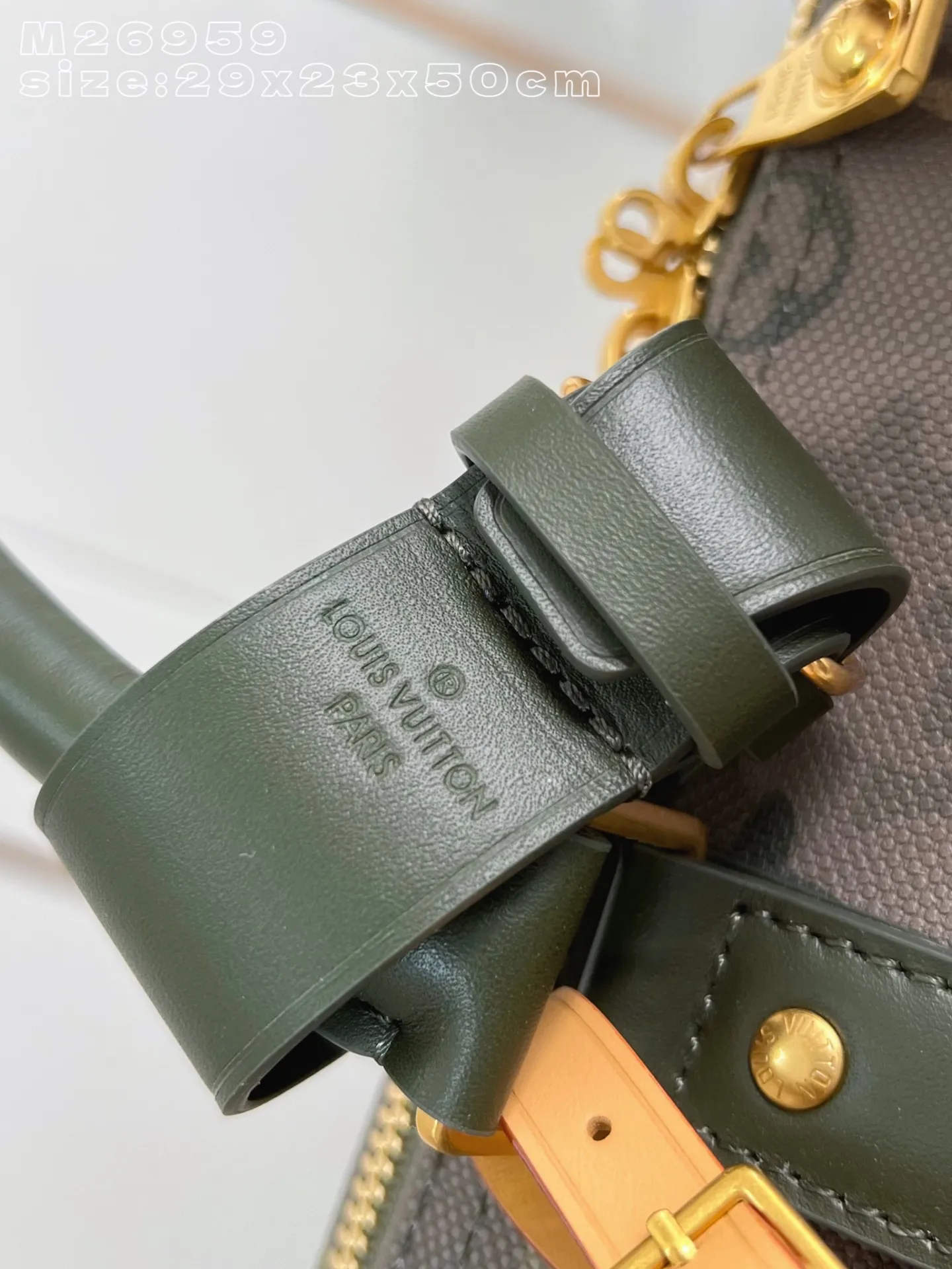 💰1160 Top Original [Exclusive Real Shot M26959] This Keepall Bandoulière 50 travel bag is made of camouflage-effect Monogram Surplus coated canvas, showing Pharrell Williams' creative interpretation of the brand's classic Monogram canvas. Distressed metal and leather accents inspire the idea of ​​leisurely excursions into the countryside, while the detachable and adjustable branded fabric shoulder strap offers a variety of carrying options. 29 x 23 x 50 cm (height x width x length) E [Warm reminder: This model is too big to fit in the packaging]
