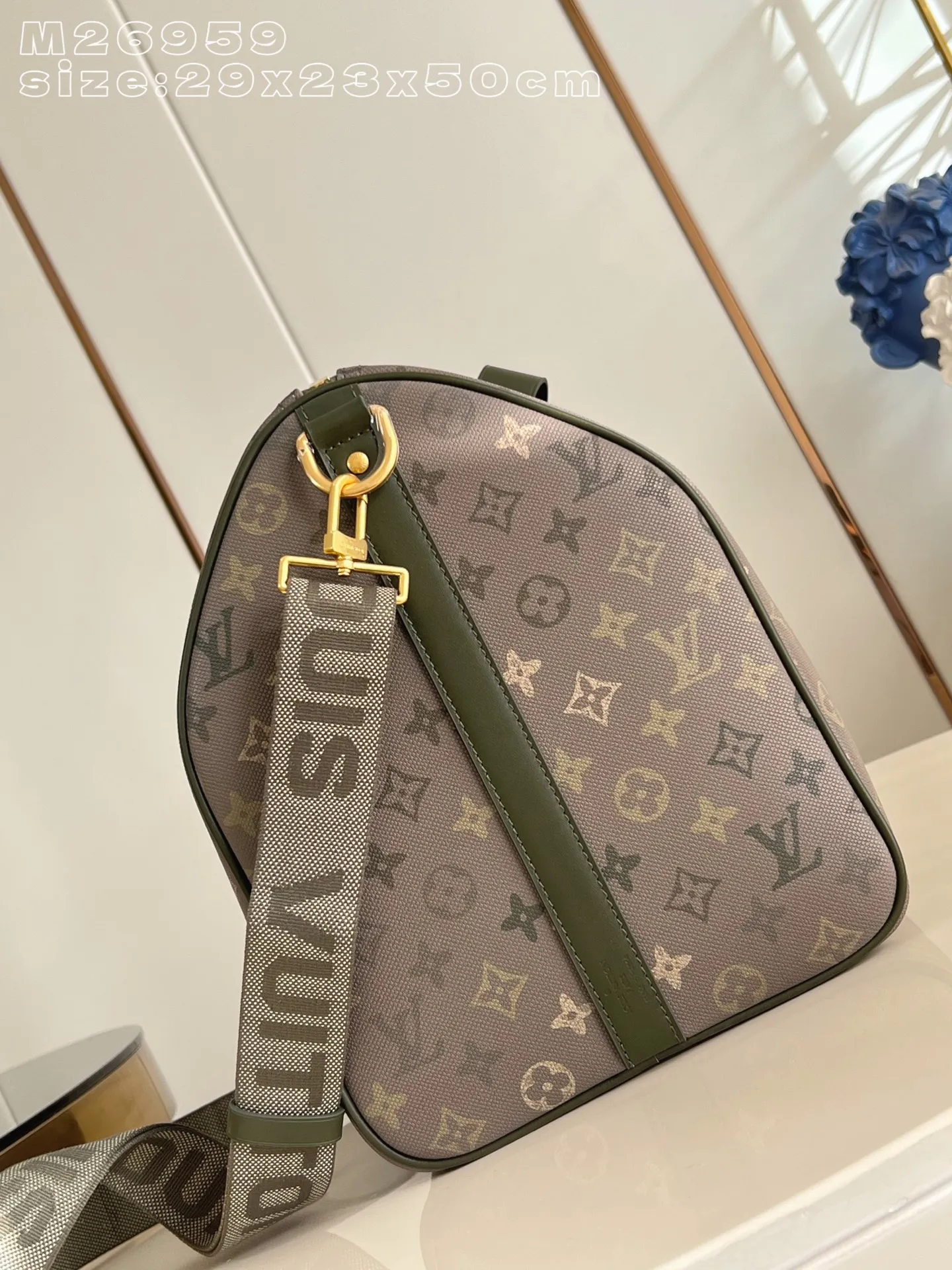 💰1160 Top Original [Exclusive Real Shot M26959] This Keepall Bandoulière 50 travel bag is made of camouflage-effect Monogram Surplus coated canvas, showing Pharrell Williams' creative interpretation of the brand's classic Monogram canvas. Distressed metal and leather accents inspire the idea of ​​leisurely excursions into the countryside, while the detachable and adjustable branded fabric shoulder strap offers a variety of carrying options. 29 x 23 x 50 cm (height x width x length) E [Warm reminder: This model is too big to fit in the packaging]