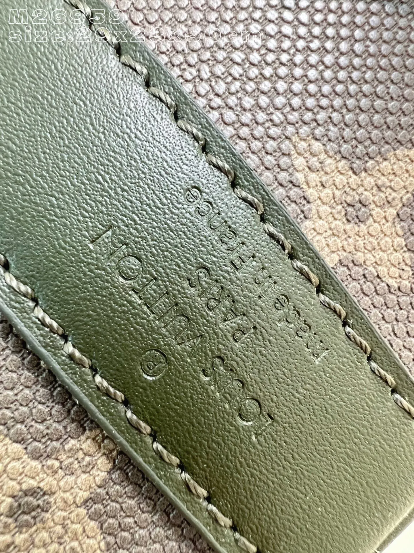 💰1160 Top Original [Exclusive Real Shot M26959] This Keepall Bandoulière 50 travel bag is made of camouflage-effect Monogram Surplus coated canvas, showing Pharrell Williams' creative interpretation of the brand's classic Monogram canvas. Distressed metal and leather accents inspire the idea of ​​leisurely excursions into the countryside, while the detachable and adjustable branded fabric shoulder strap offers a variety of carrying options. 29 x 23 x 50 cm (height x width x length) E [Warm reminder: This model is too big to fit in the packaging]