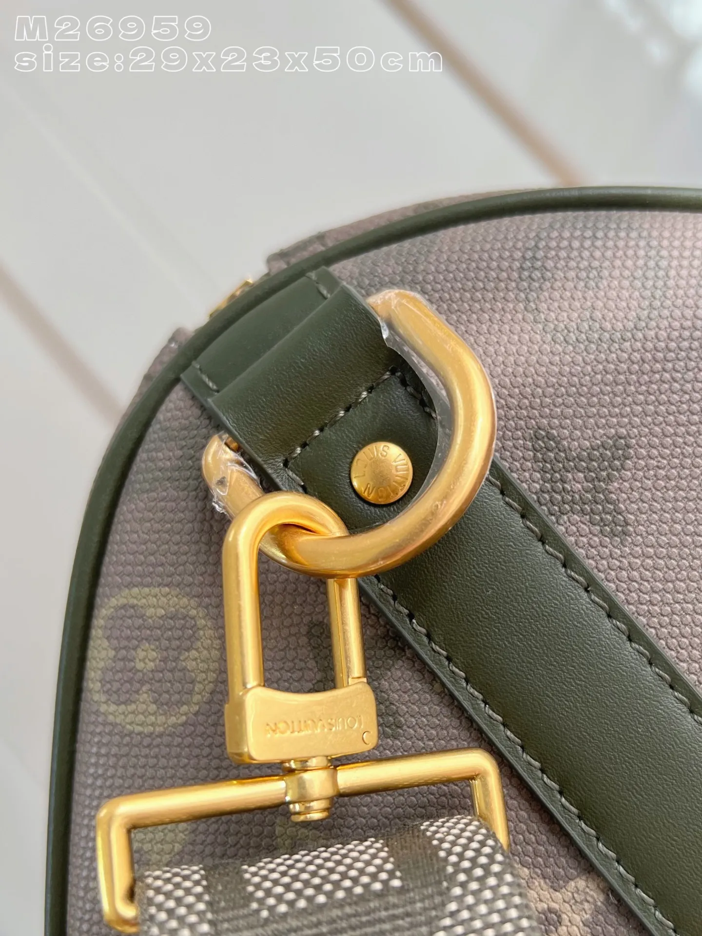 💰1160 Top Original [Exclusive Real Shot M26959] This Keepall Bandoulière 50 travel bag is made of camouflage-effect Monogram Surplus coated canvas, showing Pharrell Williams' creative interpretation of the brand's classic Monogram canvas. Distressed metal and leather accents inspire the idea of ​​leisurely excursions into the countryside, while the detachable and adjustable branded fabric shoulder strap offers a variety of carrying options. 29 x 23 x 50 cm (height x width x length) E [Warm reminder: This model is too big to fit in the packaging]