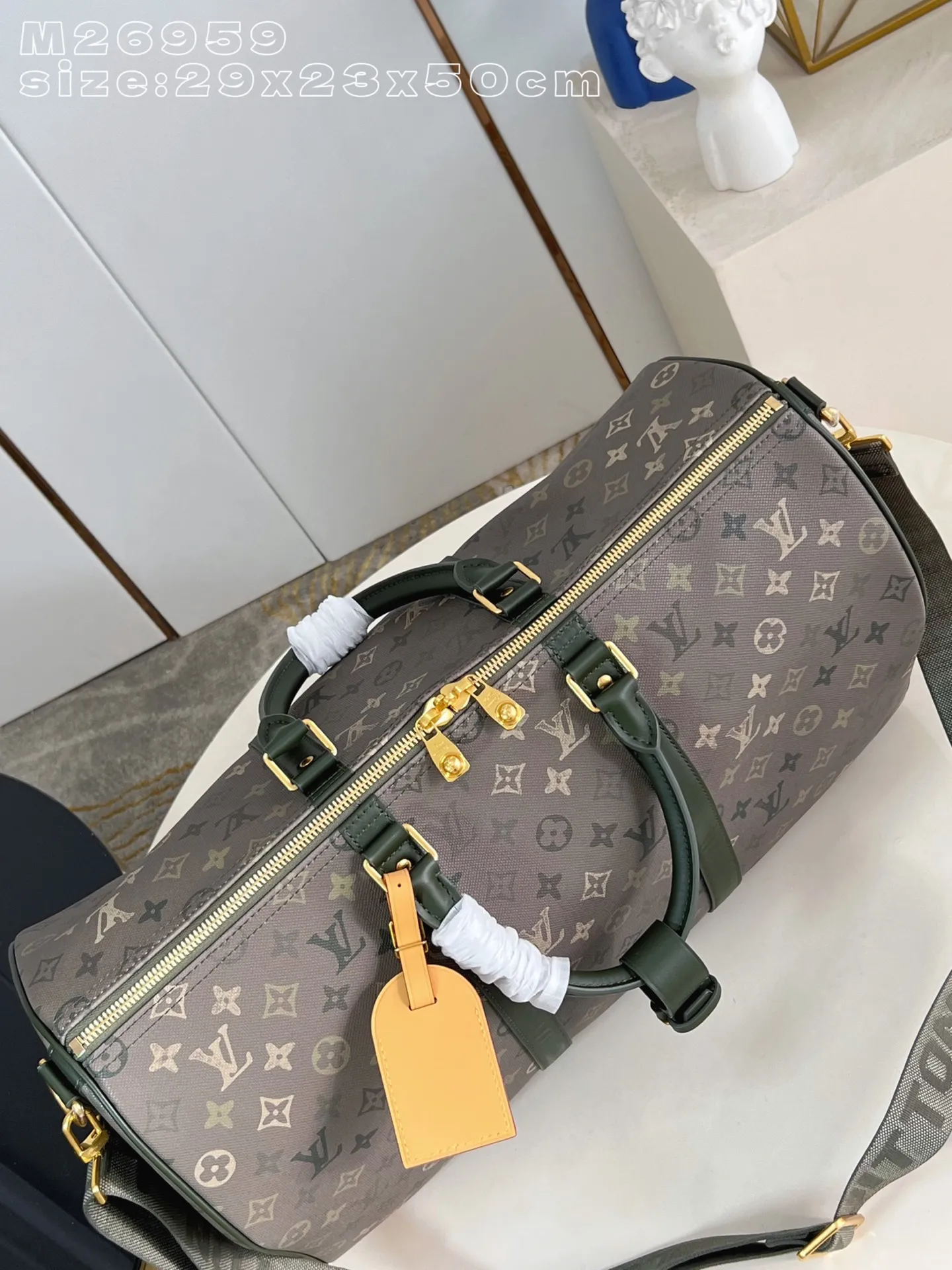 💰1160 Top Original [Exclusive Real Shot M26959] This Keepall Bandoulière 50 travel bag is made of camouflage-effect Monogram Surplus coated canvas, showing Pharrell Williams' creative interpretation of the brand's classic Monogram canvas. Distressed metal and leather accents inspire the idea of ​​leisurely excursions into the countryside, while the detachable and adjustable branded fabric shoulder strap offers a variety of carrying options. 29 x 23 x 50 cm (height x width x length) E [Warm reminder: This model is too big to fit in the packaging]