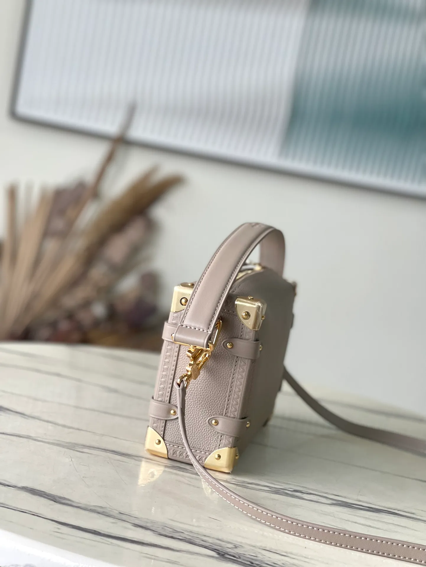 💰1300 (first-grain leather) top original order M25072 elephant gray Founding director Nicolas Ghesqulere pays tribute to the brand’s traditional hard luggage with this elegant Side Trunk medium handbag. The grained cow leather bag features smooth cow leather trim, S-ock buckle and metallic texture with rounded corners. The handle and adjustable shoulder strap are detachable, making it easy to hold, carry on the shoulder or cross-body. Dimensions: 21 × 14 × 6 cm