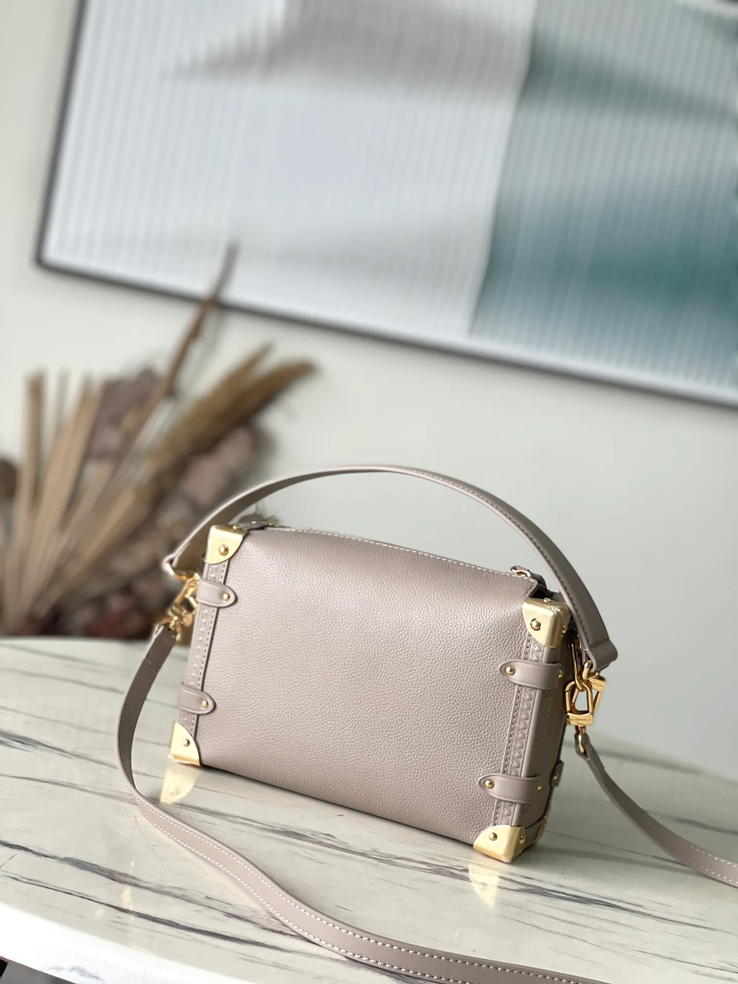 💰1300 (first-grain leather) top original order M25072 elephant gray Founding director Nicolas Ghesqulere pays tribute to the brand’s traditional hard luggage with this elegant Side Trunk medium handbag. The grained cow leather bag features smooth cow leather trim, S-ock buckle and metallic texture with rounded corners. The handle and adjustable shoulder strap are detachable, making it easy to hold, carry on the shoulder or cross-body. Dimensions: 21 × 14 × 6 cm